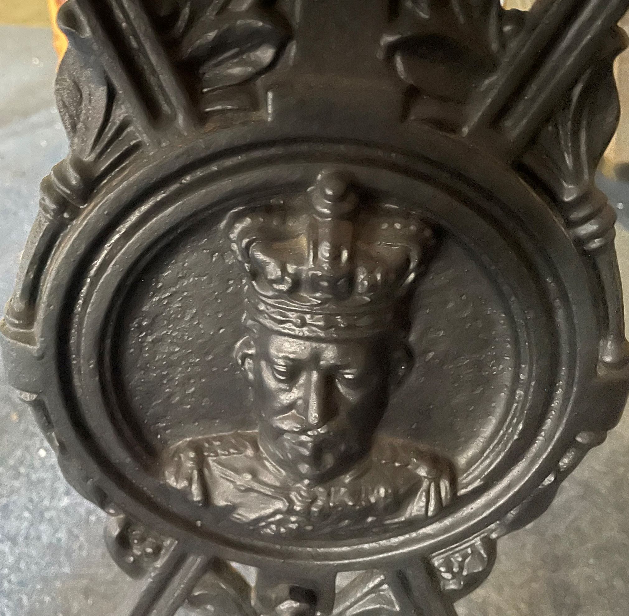 Early 20th century cast iron pub table with marble top & cast with a portrait of Edward VI Top - Image 3 of 3