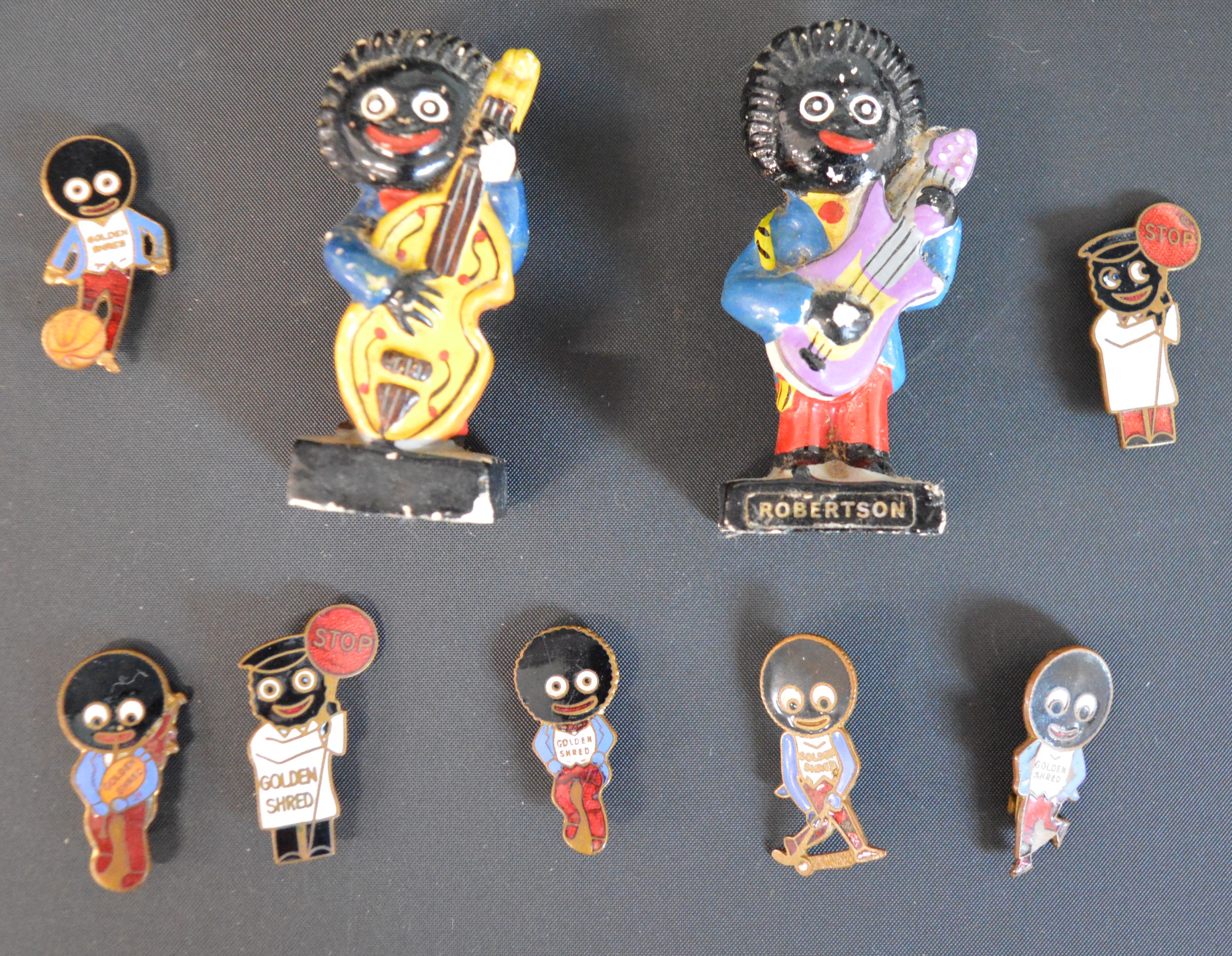 7 vintage Golly badges & 2 Robertson band figurines, AA car badge, cut throat razor, John Player - Image 5 of 5