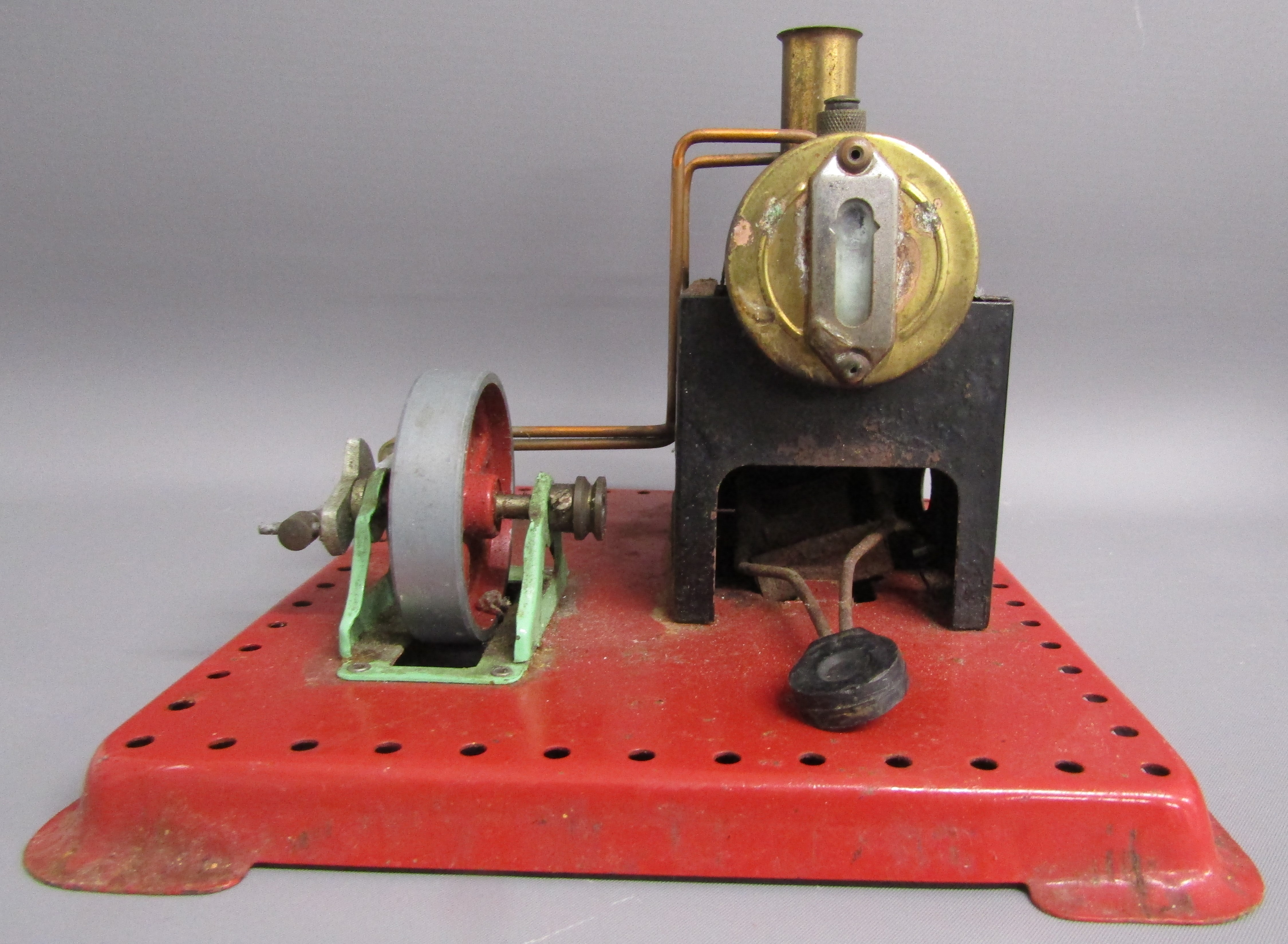 Mamod SE1A stationary steam engine and Massey Ferguson 135 tin tractor - Image 3 of 9