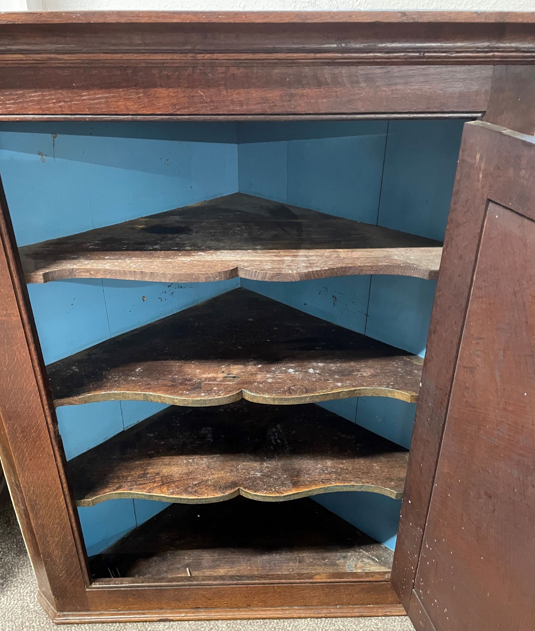 Georgian oak corner cupboard with serpentine fronted shelves Ht 102cm W 86cm D 48cm - Image 2 of 2