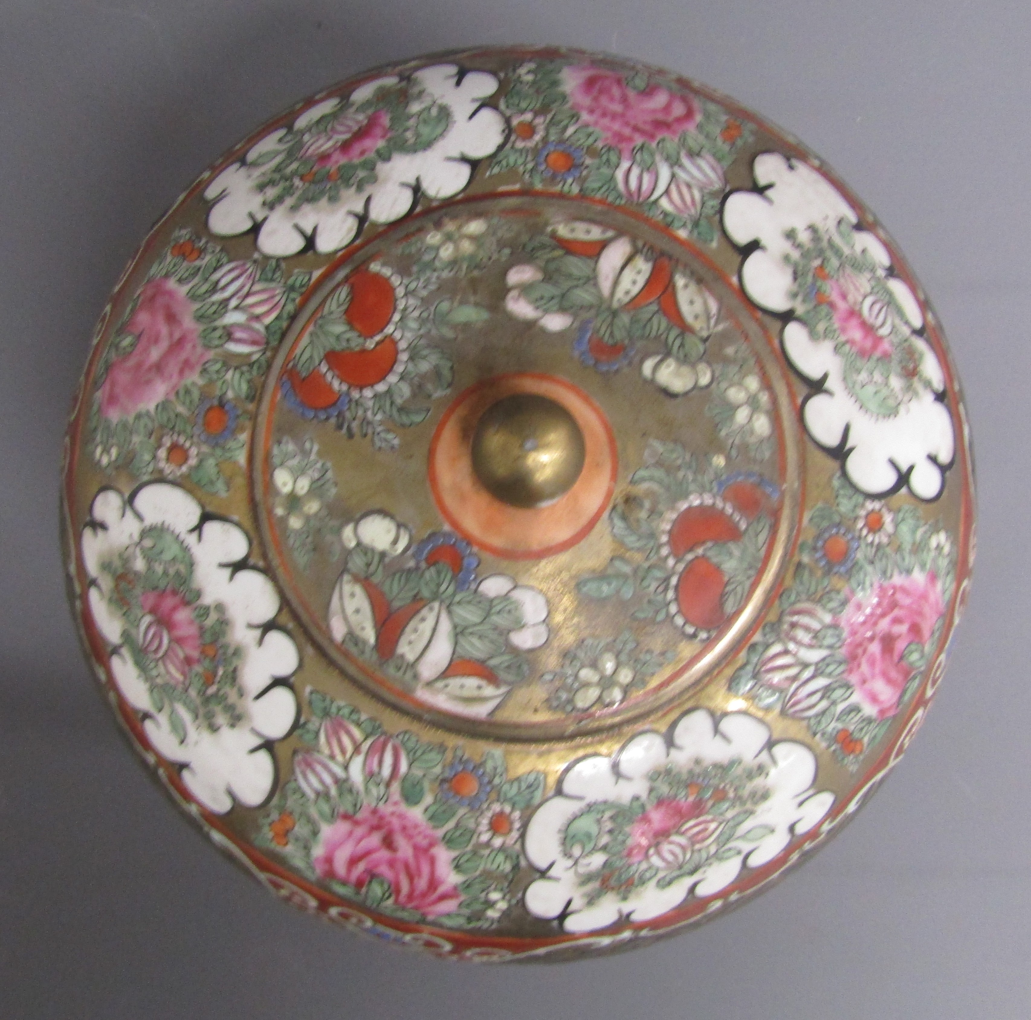 Chinese porcelain lidded pot with Qianlong mark and Made in Macau sticker on base placed on hardwood - Image 6 of 10
