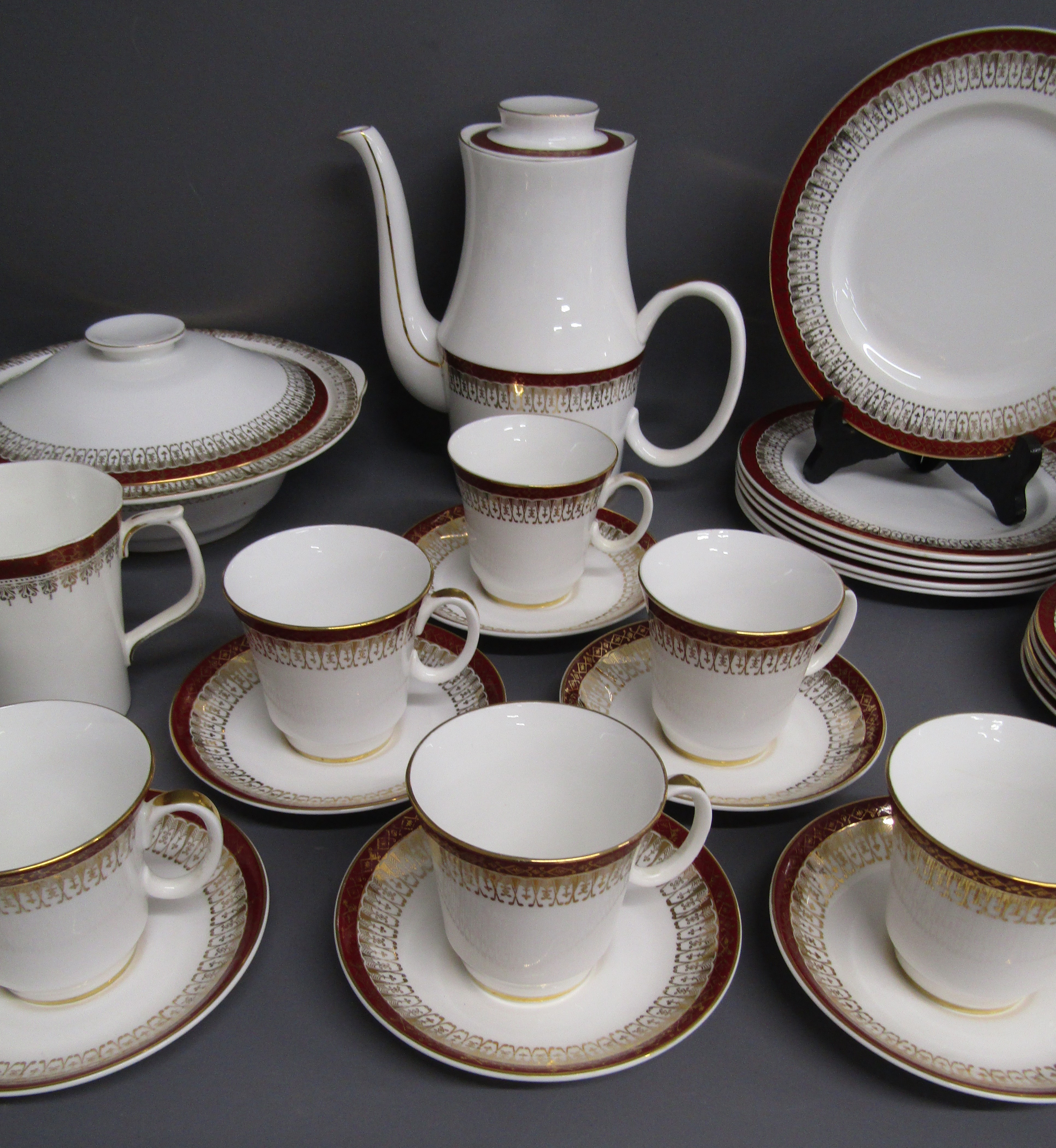 Royal Grafton 'Majestic' tea set with side plates and 20.5cm plates, tureens and gravy boat - Image 3 of 5