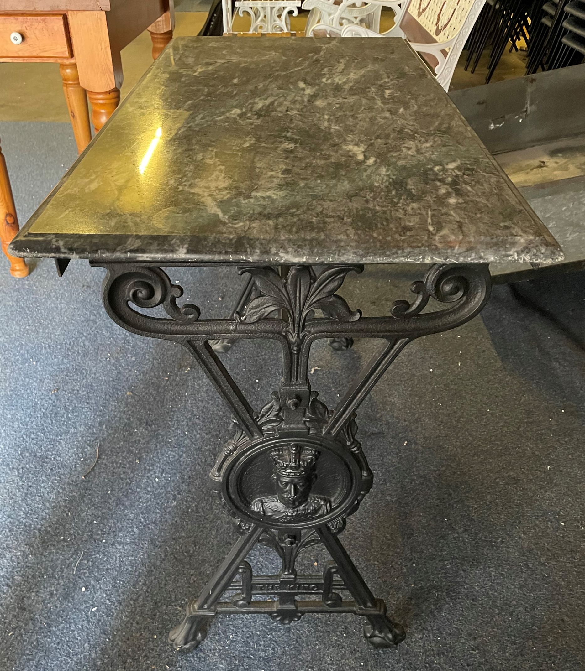 Early 20th century cast iron pub table with marble top & cast with a portrait of Edward VI Top - Image 2 of 3