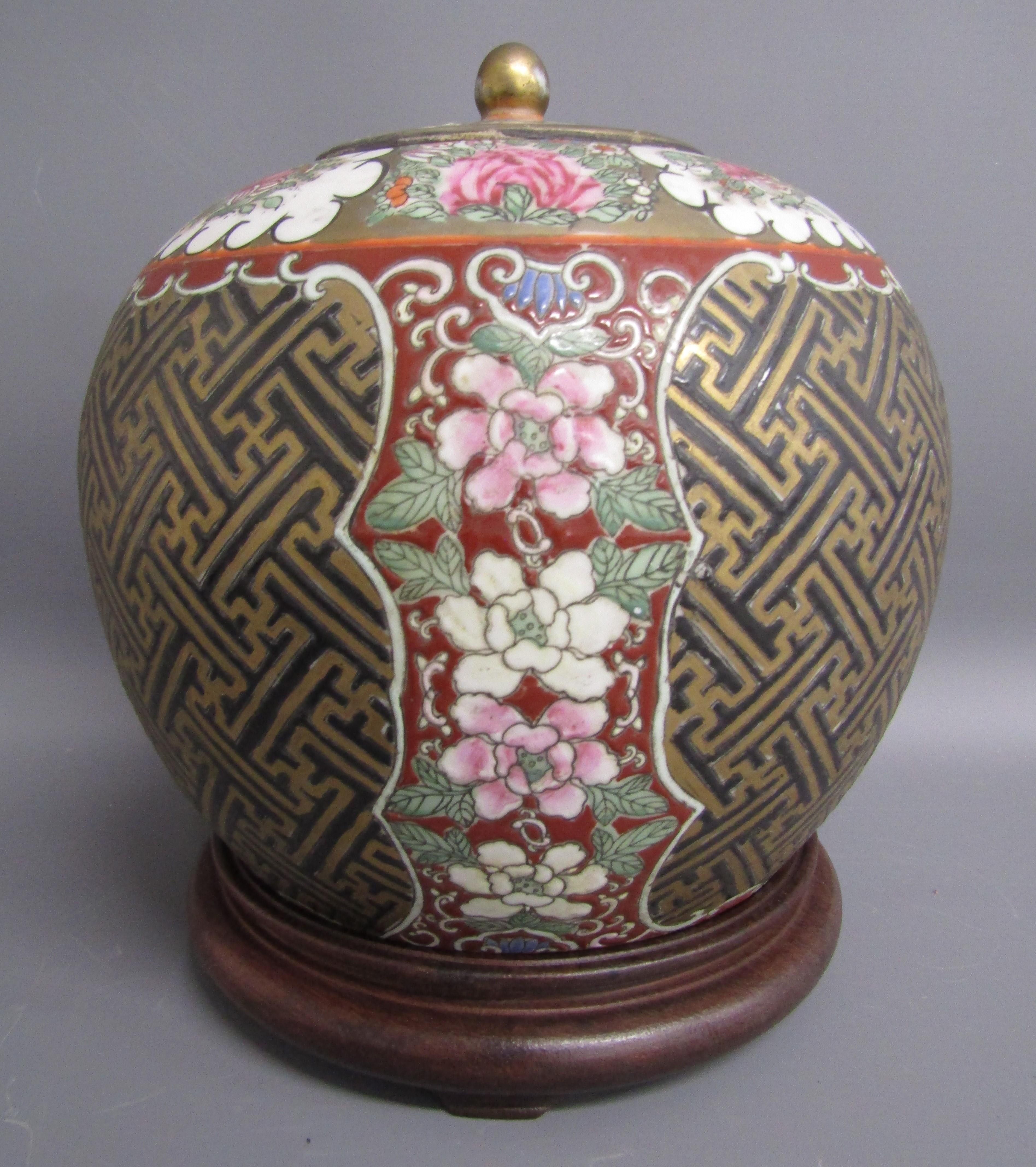 Chinese porcelain lidded pot with Qianlong mark and Made in Macau sticker on base placed on hardwood - Image 2 of 10