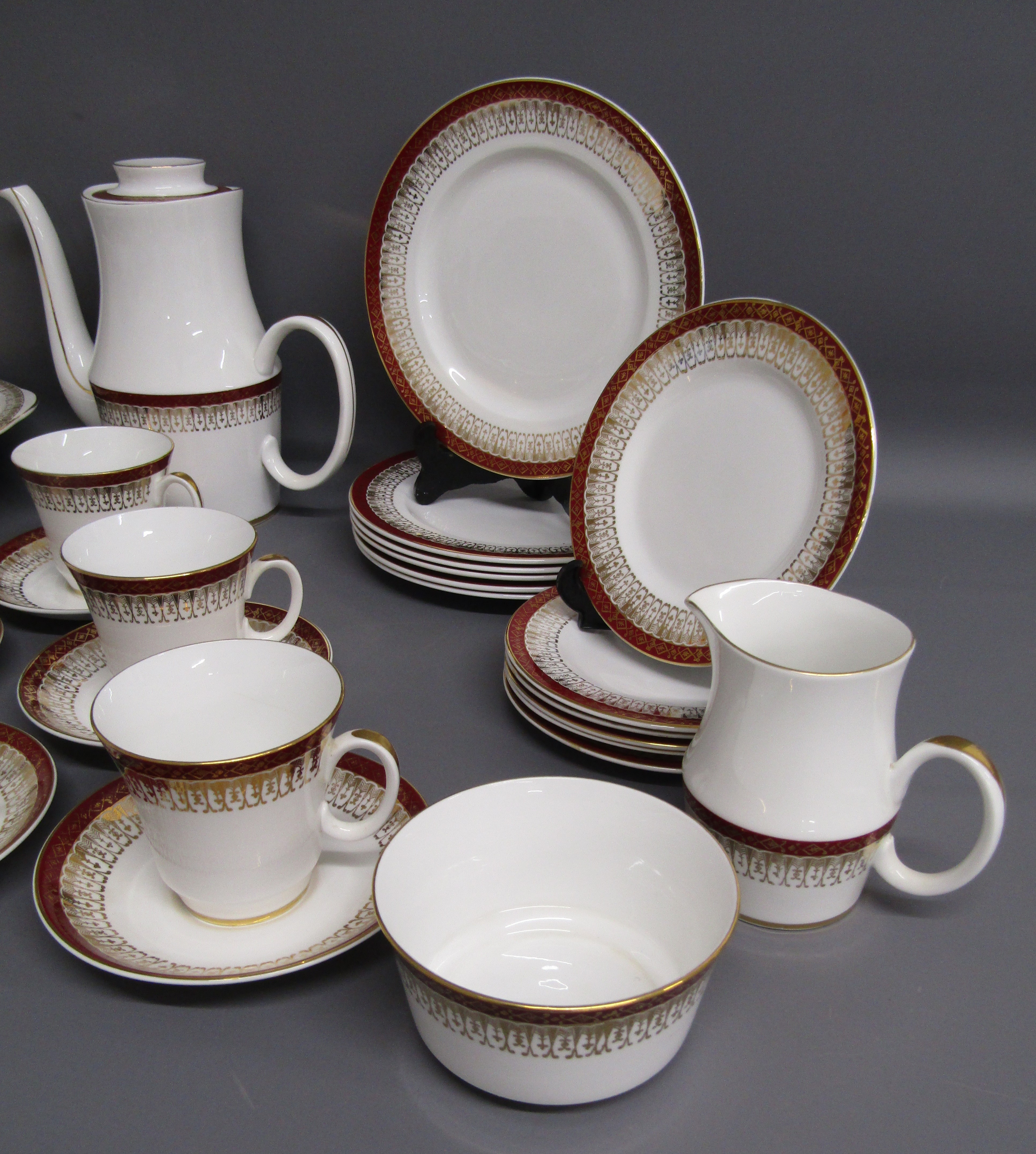 Royal Grafton 'Majestic' tea set with side plates and 20.5cm plates, tureens and gravy boat - Image 4 of 5