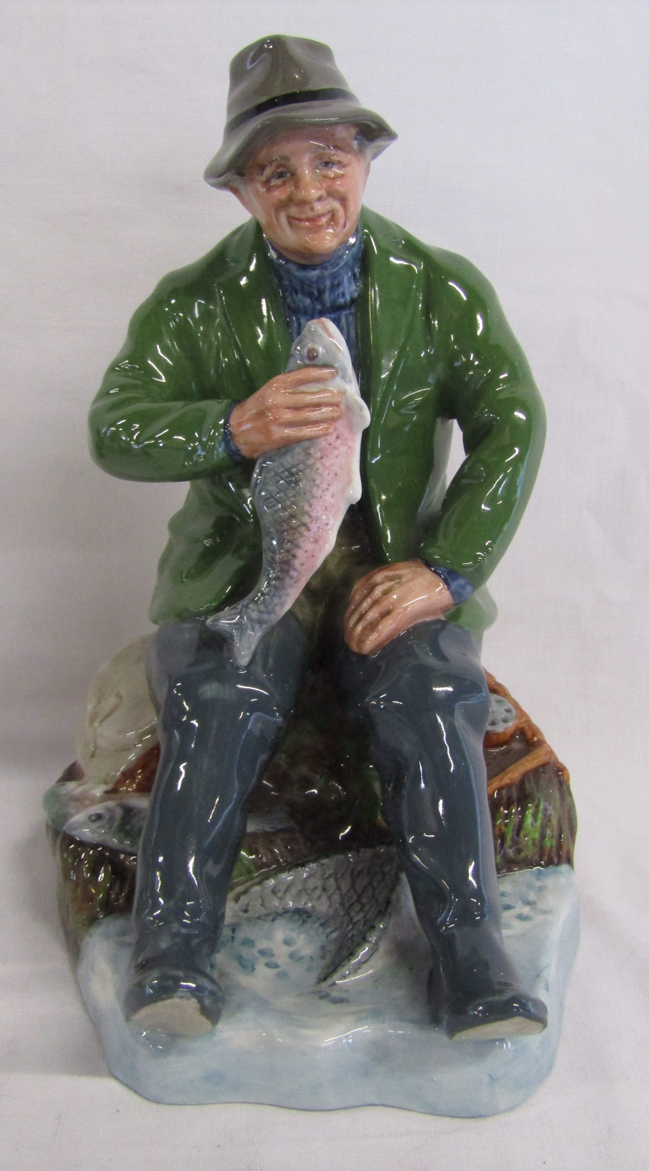 Royal Doulton figure 'A Good Catch' and 4 Goebel Hummel figures Baker 128, The Soloist 135, Yard - Image 2 of 8