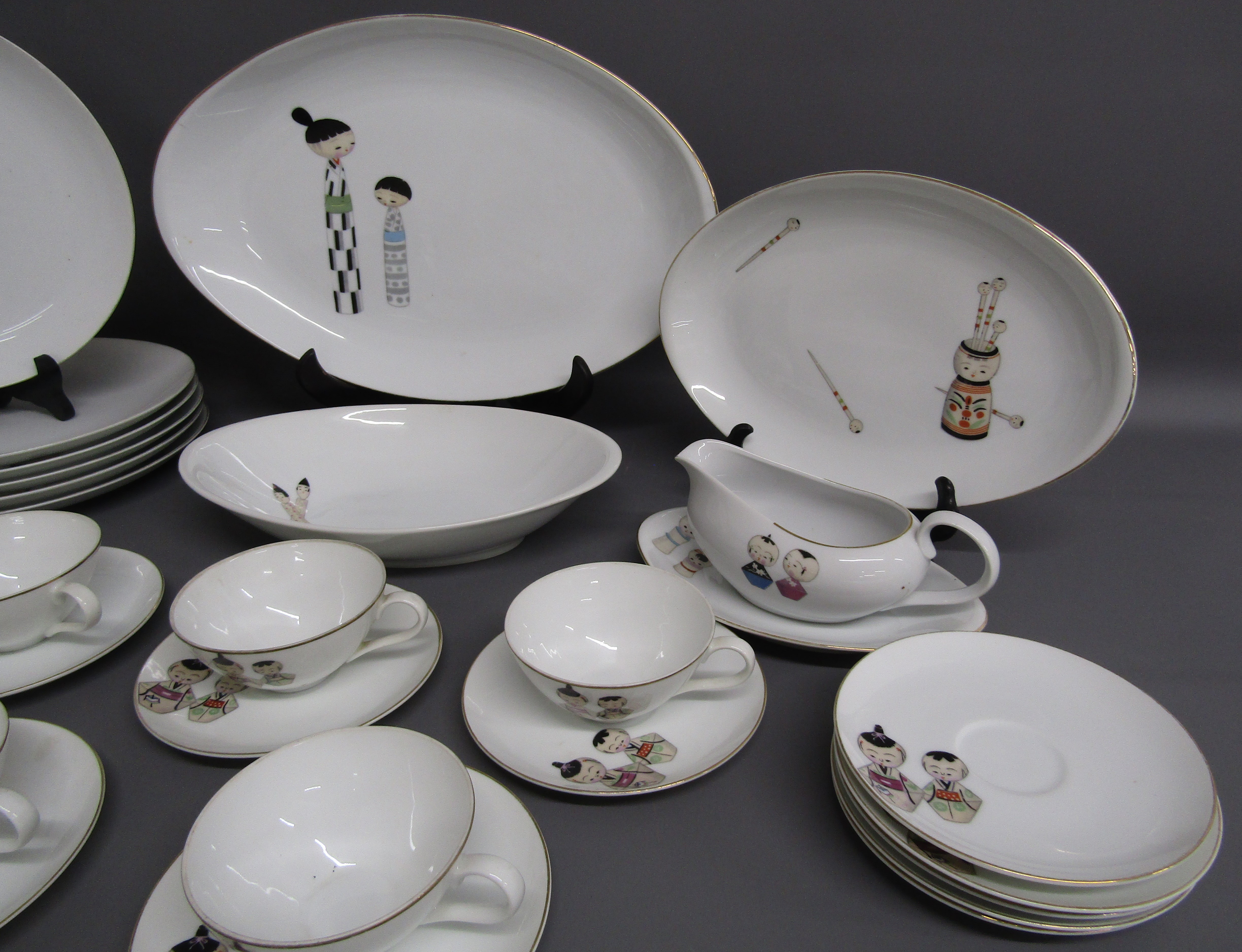 Meito Oriental design dinner service includes platters, tea cups and saucers, plates, side plates ( - Image 4 of 11