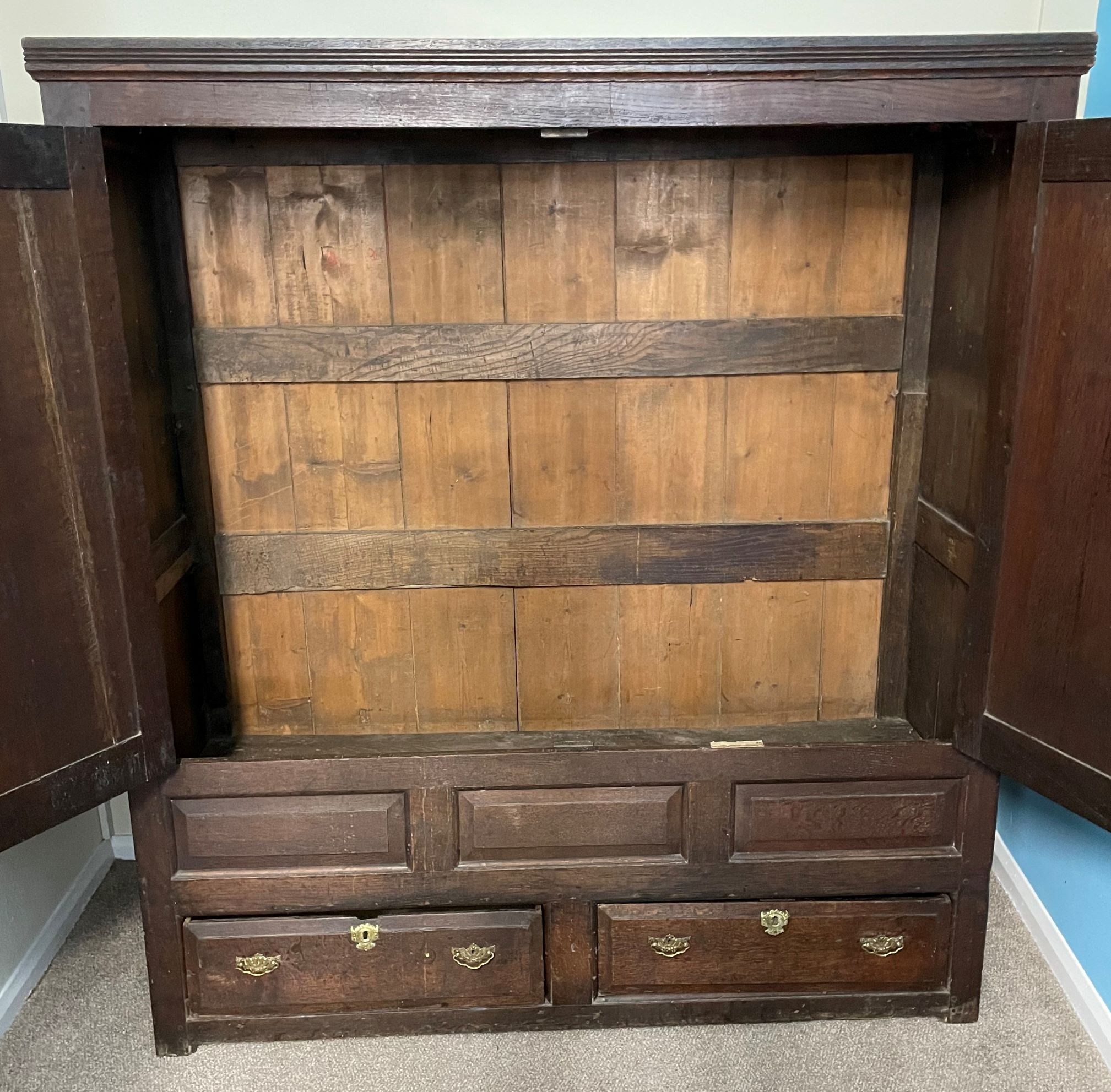 Georgian oak panelled linen press W 155cm Ht 171cm D 55cm - Image 2 of 2