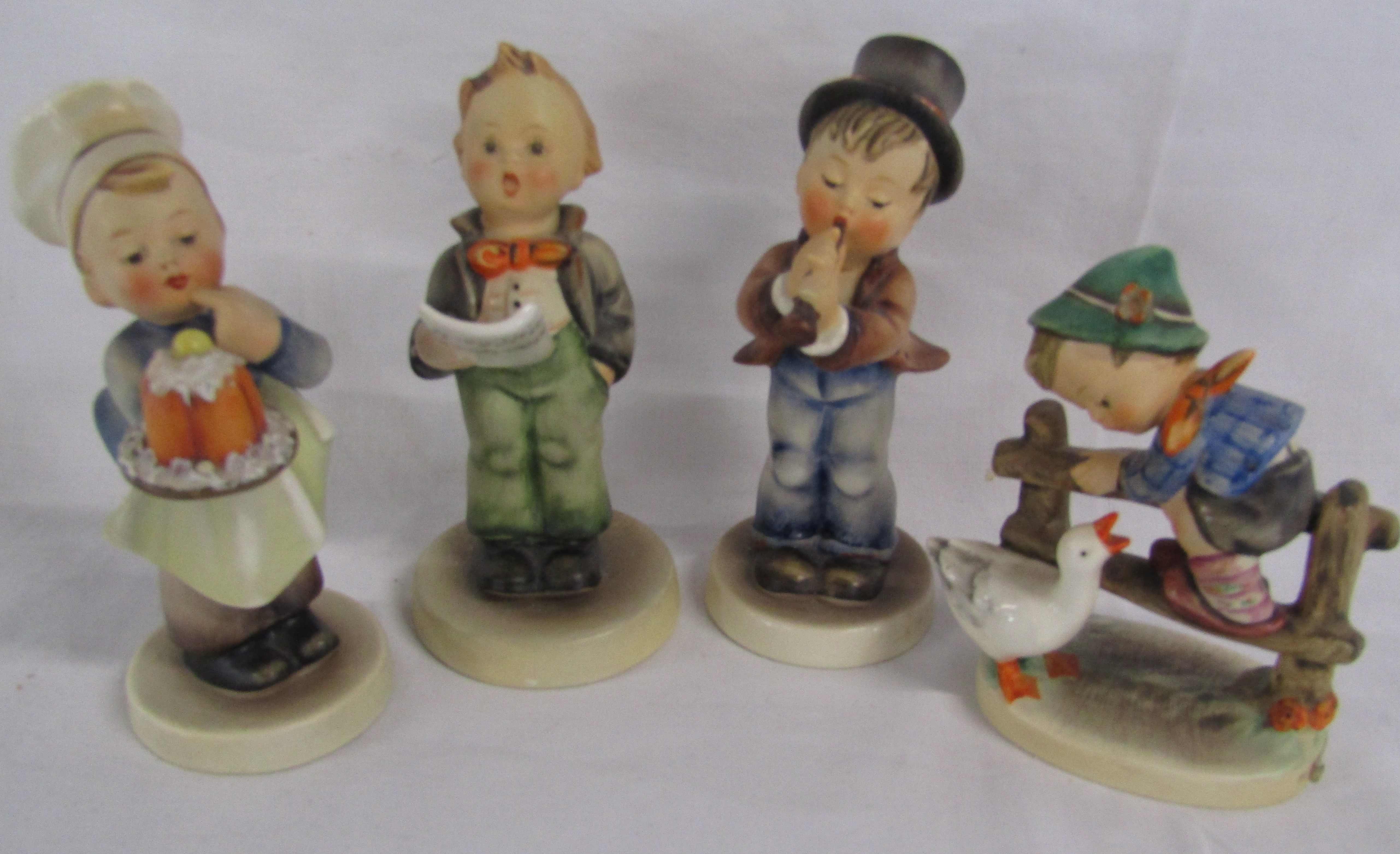 Royal Doulton figure 'A Good Catch' and 4 Goebel Hummel figures Baker 128, The Soloist 135, Yard - Image 7 of 8