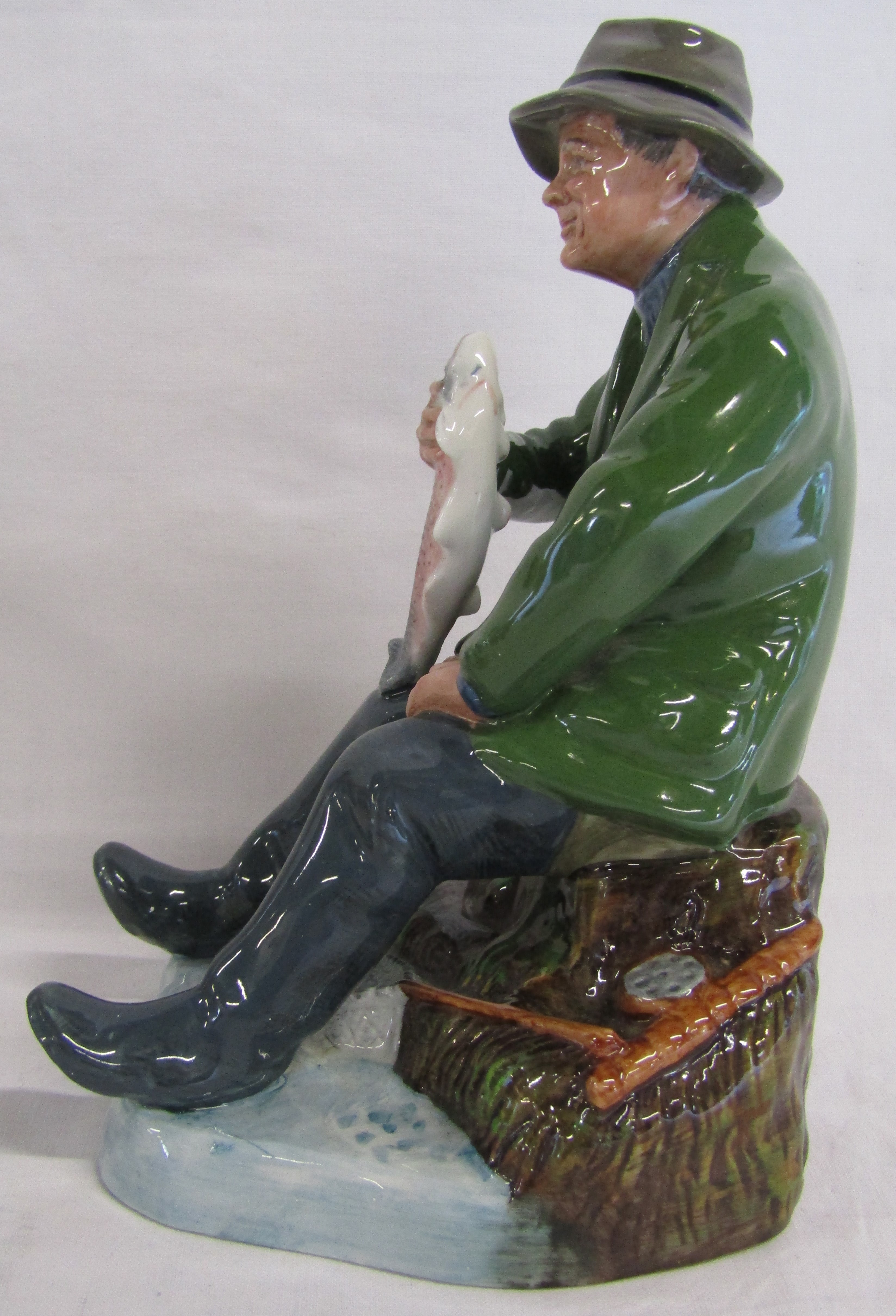 Royal Doulton figure 'A Good Catch' and 4 Goebel Hummel figures Baker 128, The Soloist 135, Yard - Image 3 of 8