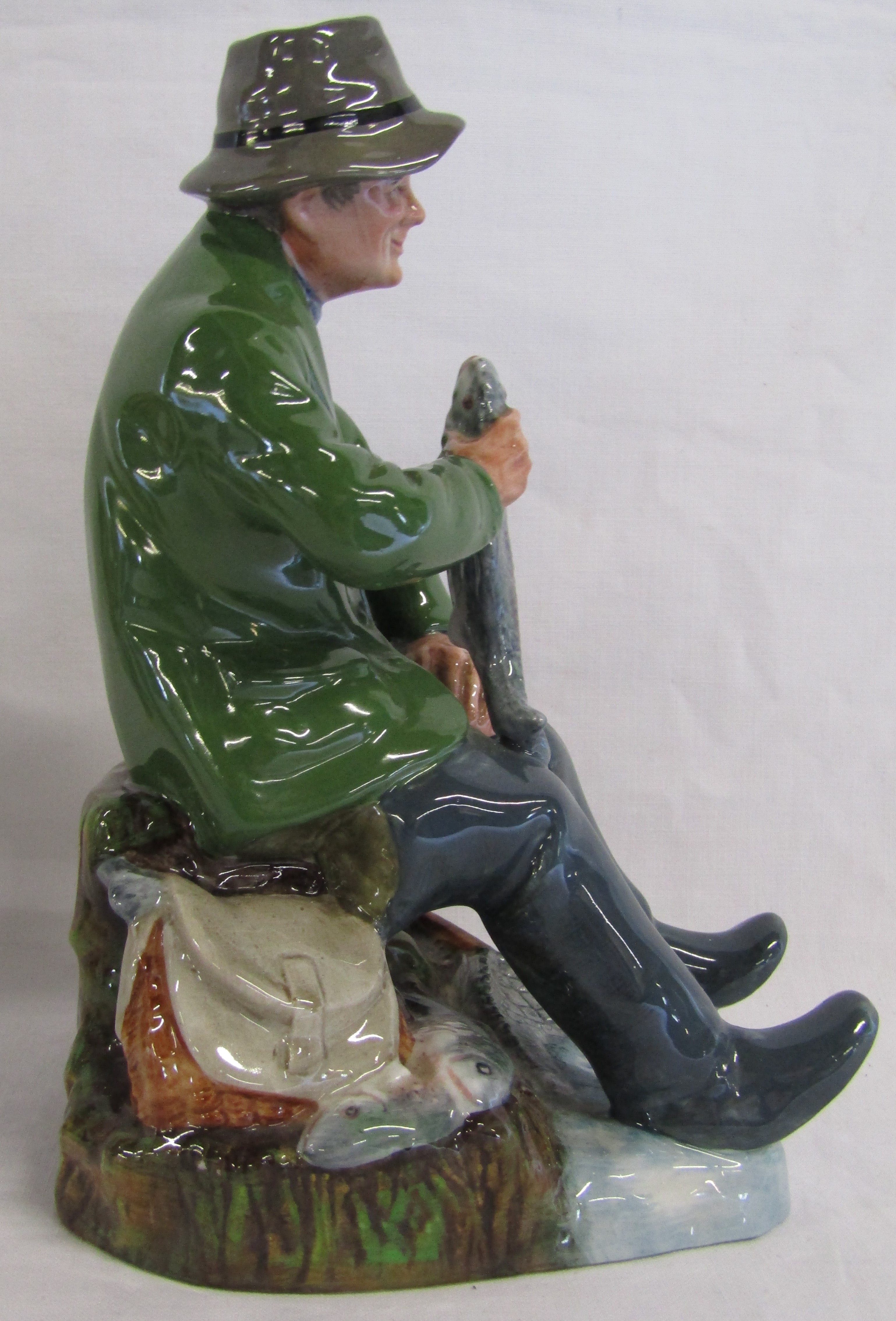 Royal Doulton figure 'A Good Catch' and 4 Goebel Hummel figures Baker 128, The Soloist 135, Yard - Image 5 of 8