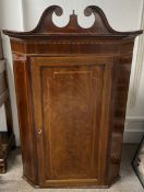 Georgian mahogany corner cupboard with swan neck pediment & serpentine fronted shelves Ht 122cm W