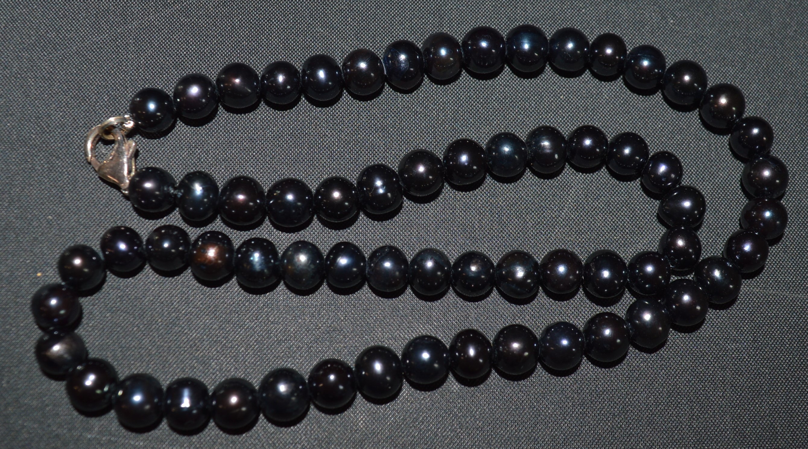 Modern black pearl necklace