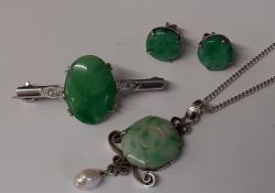 Tested as possibly 15ct white gold, jade (approx.11mm x 16mm) & diamond set brooch (4.3g), silver
