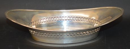Oval silver bowl with pierced decoration Birmingham 1933, 30.5cm dia, 10ozt