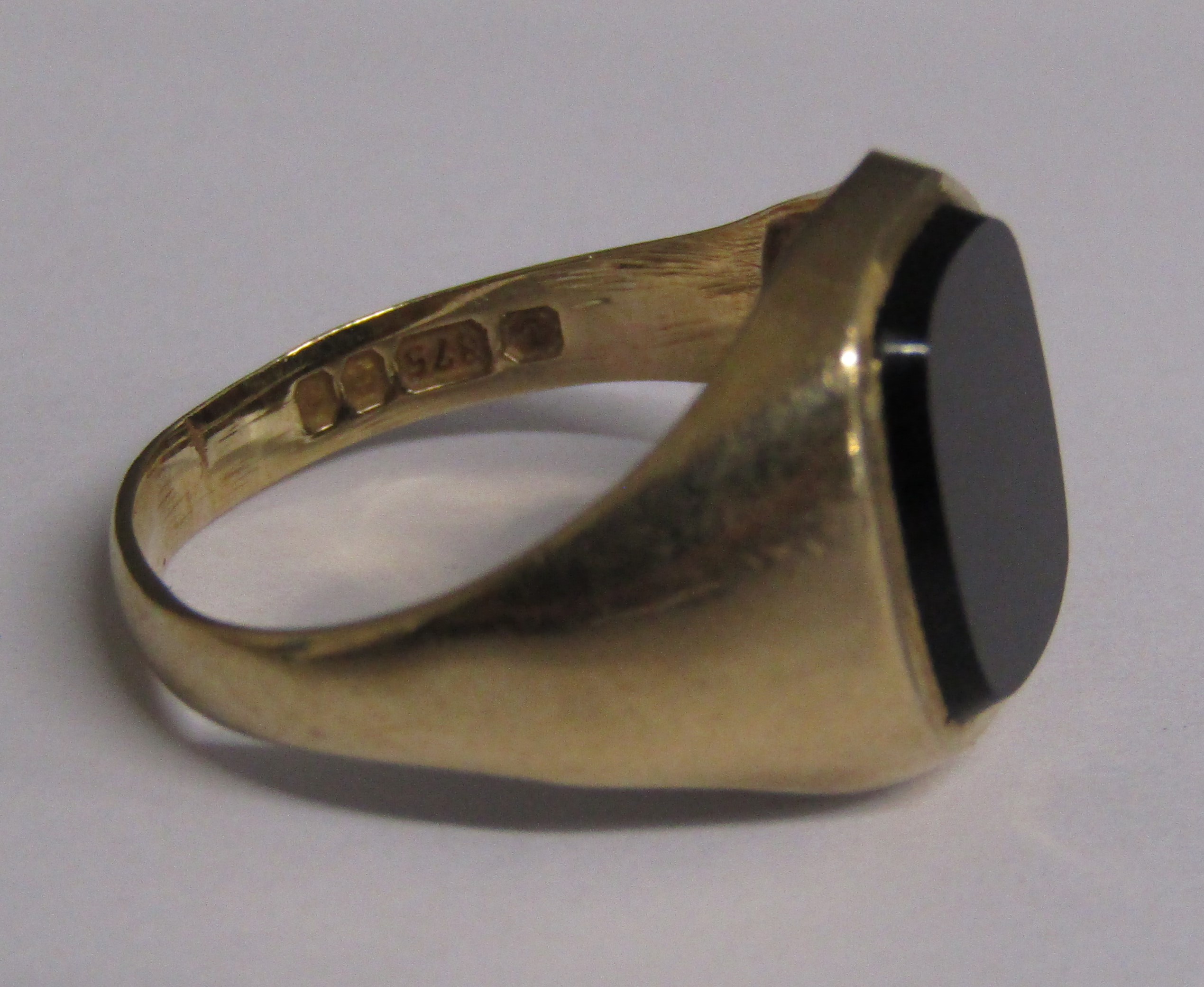 9ct gold signet ring size K and cufflinks with marks to chain and both ends - total weight 8.85g - Image 5 of 9