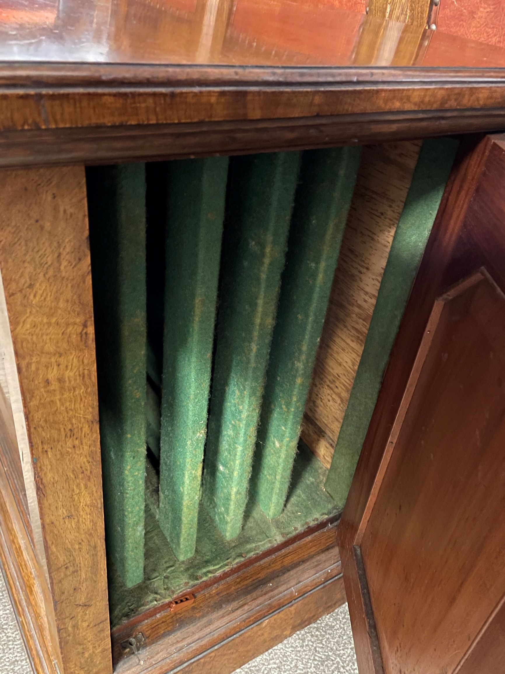 An extremely large late Victorian oak wind out dining table with 5 leaves and cabinet for leaves. - Image 3 of 6