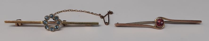9ct gold & amethyst bar brooch (1.86g) & 15ct gold & aquamarine bar brooch (3.25g)