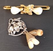 14ct gold bar brooch (marked 585) mounted with two reindeer teeth 7.24g & white metal pendant with