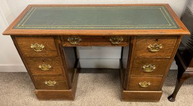 Late Victorian twin pedestal desk in oak with inset leather skiver L 110cm D 42cm Ht 75cm