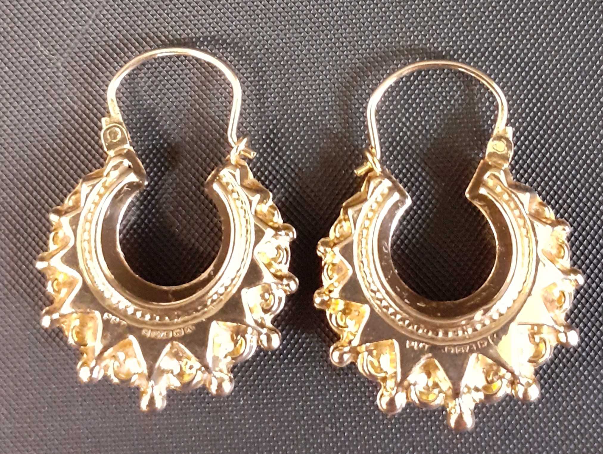 Pair of 9ct gold hoop earrings 2.12g