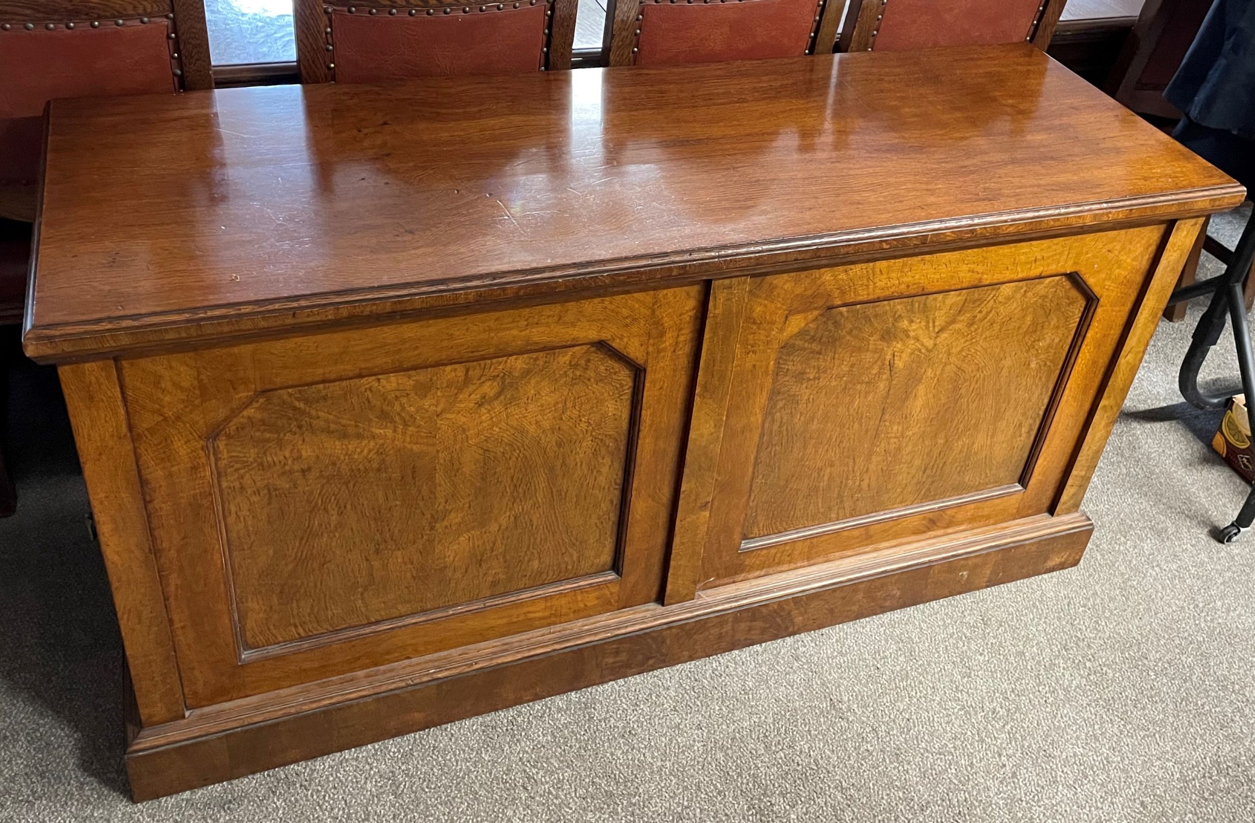 An extremely large late Victorian oak wind out dining table with 5 leaves and cabinet for leaves. - Image 2 of 6