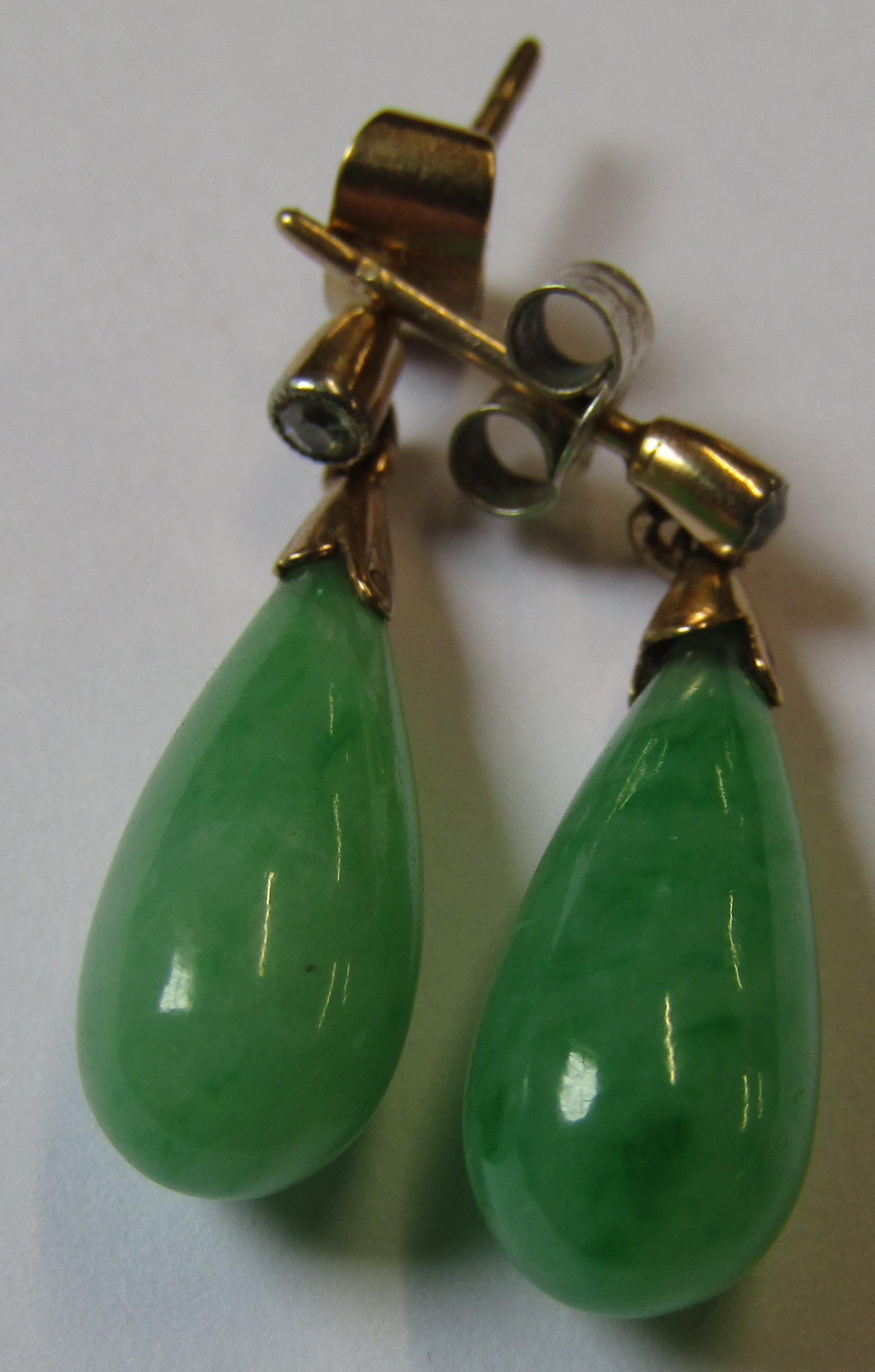 Pair of unmarked yellow metal, jade (approx. 16mm) & diamond chip earrings & pair of lapis drop - Image 5 of 6