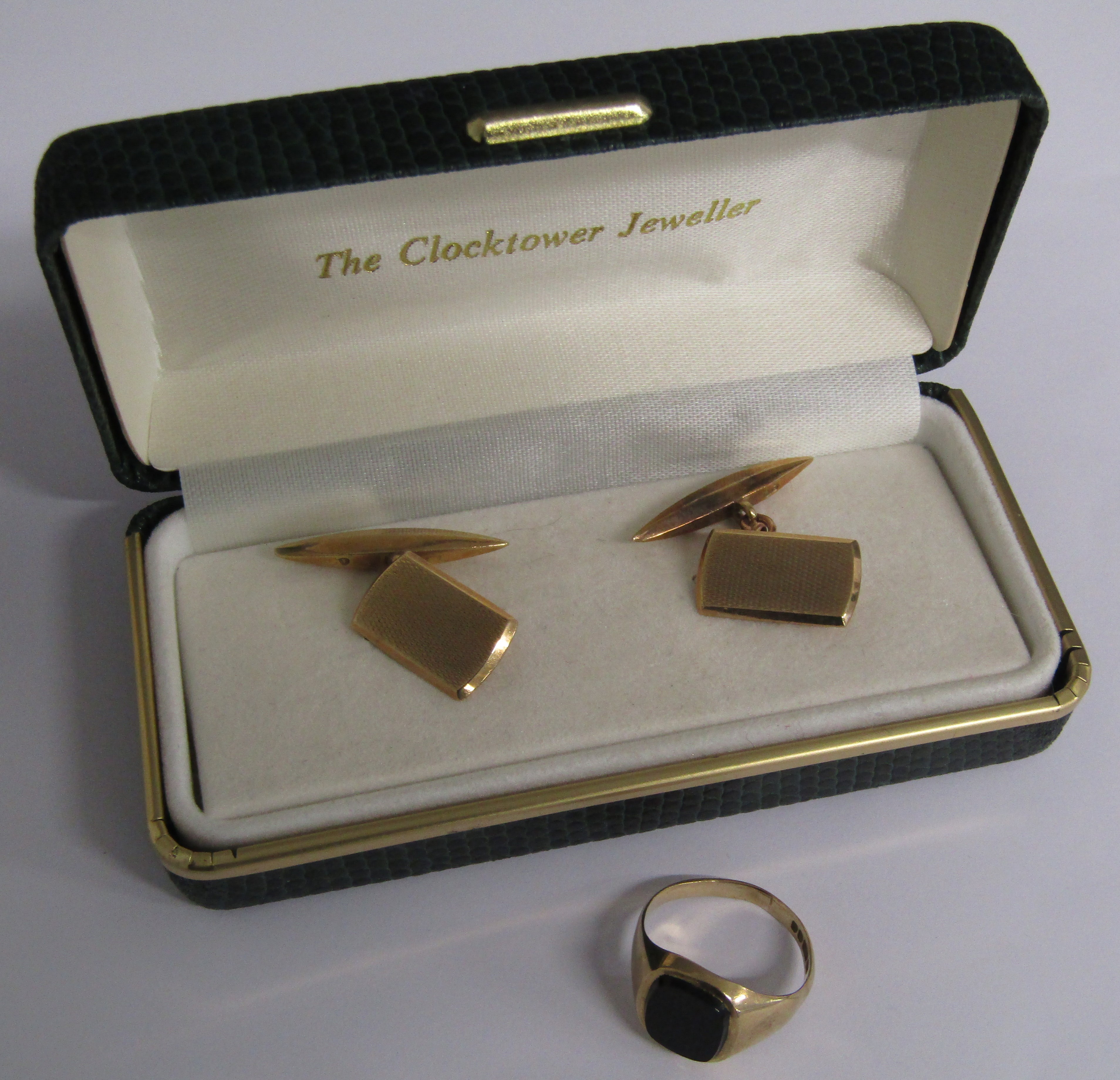 9ct gold signet ring size K and cufflinks with marks to chain and both ends - total weight 8.85g