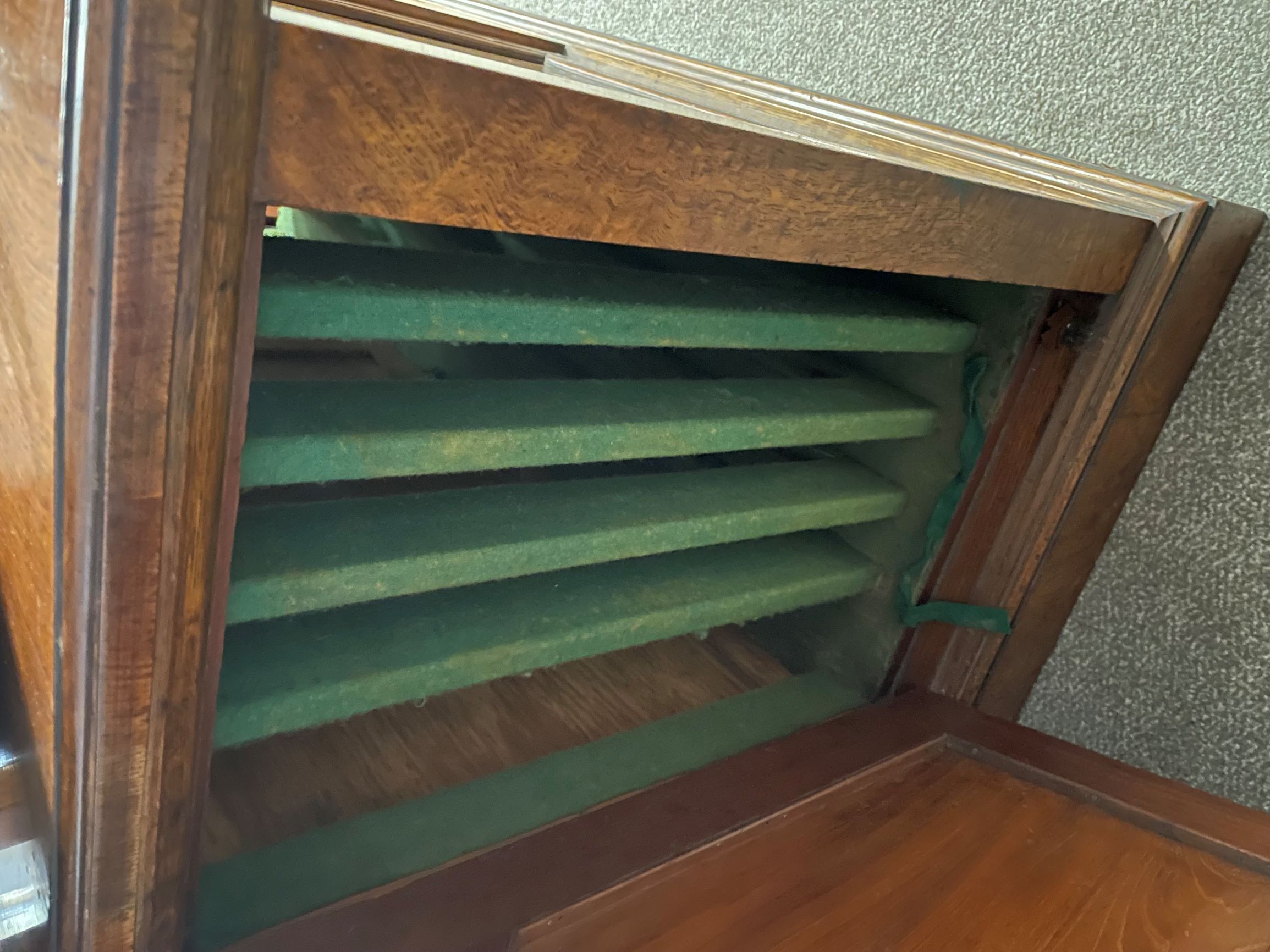 An extremely large late Victorian oak wind out dining table with 5 leaves and cabinet for leaves. - Image 4 of 6