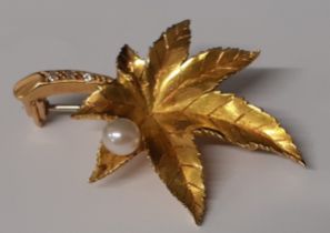 18ct gold leaf shape brooch set with single pearl & 3 stone diamond stem (7.2g)