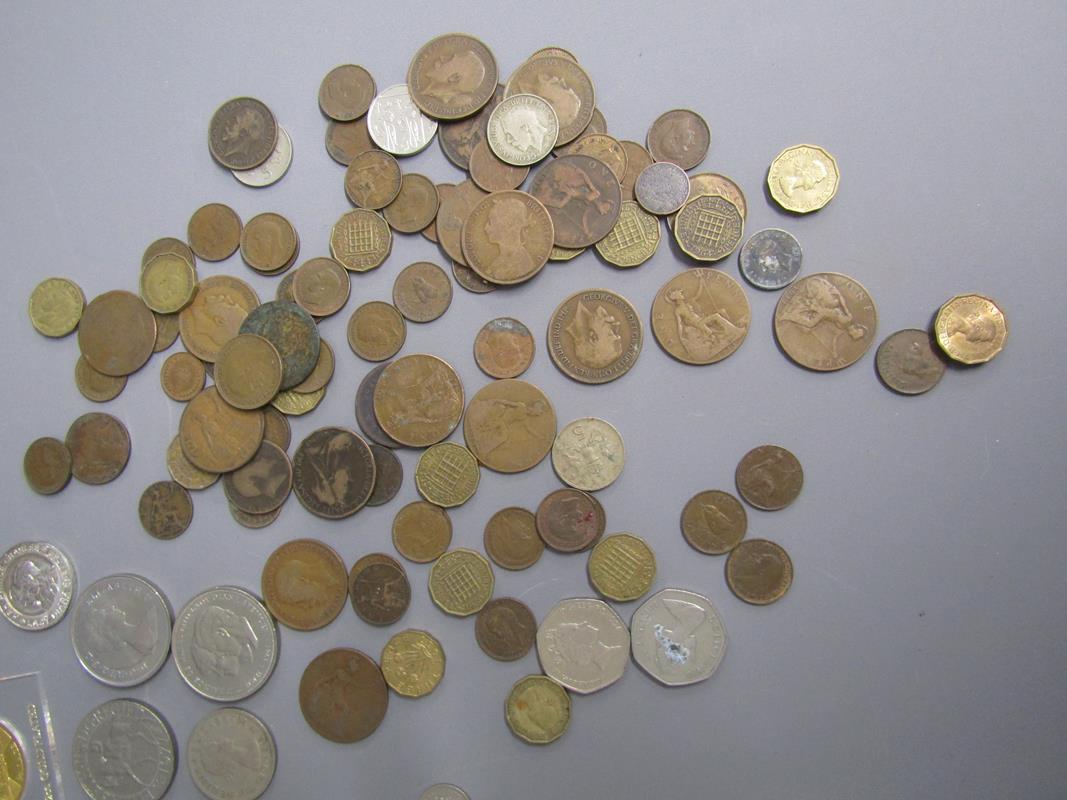 Collection of coins includes English and Foreign, 1 dollar bill, 10 Euro note, 1964 half dollar, - Bild 6 aus 6