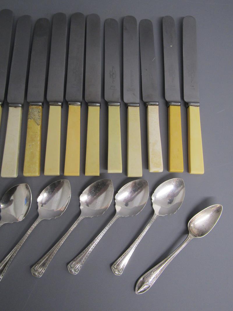 Collection of silver plate, includes knives, forks, teaspoons, sauce boat, fish slice etc - Image 4 of 5