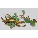 14kt brooch in a leaf design 4.5g and set with jade also pair of jade earrings (butterflies marked