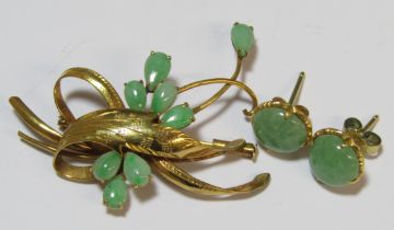14kt brooch in a leaf design 4.5g and set with jade also pair of jade earrings (butterflies marked