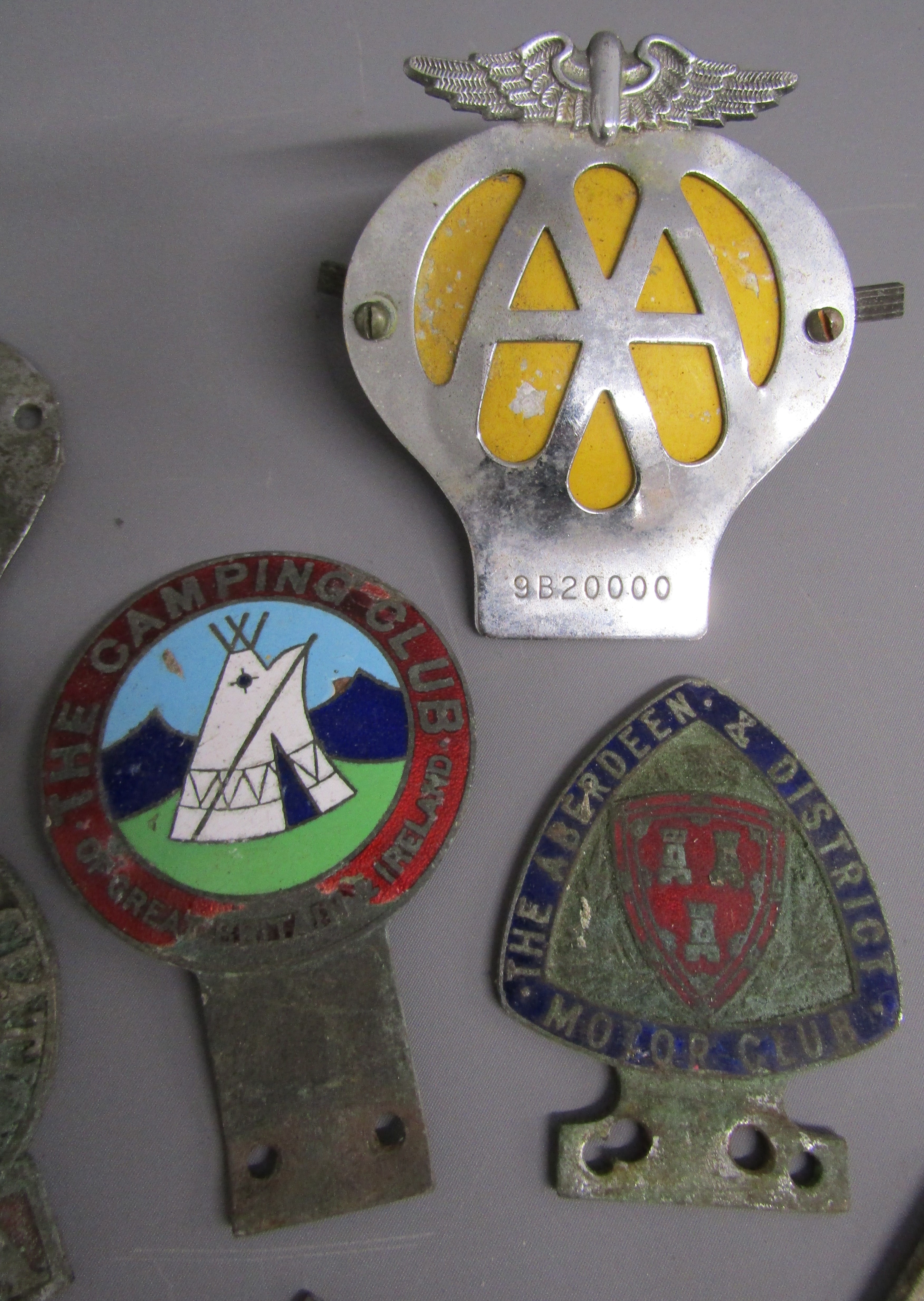 Collection of car badges includes AA, RAC, Lincolnshire Automobile Club, BMA, the Camping Club, - Bild 3 aus 5