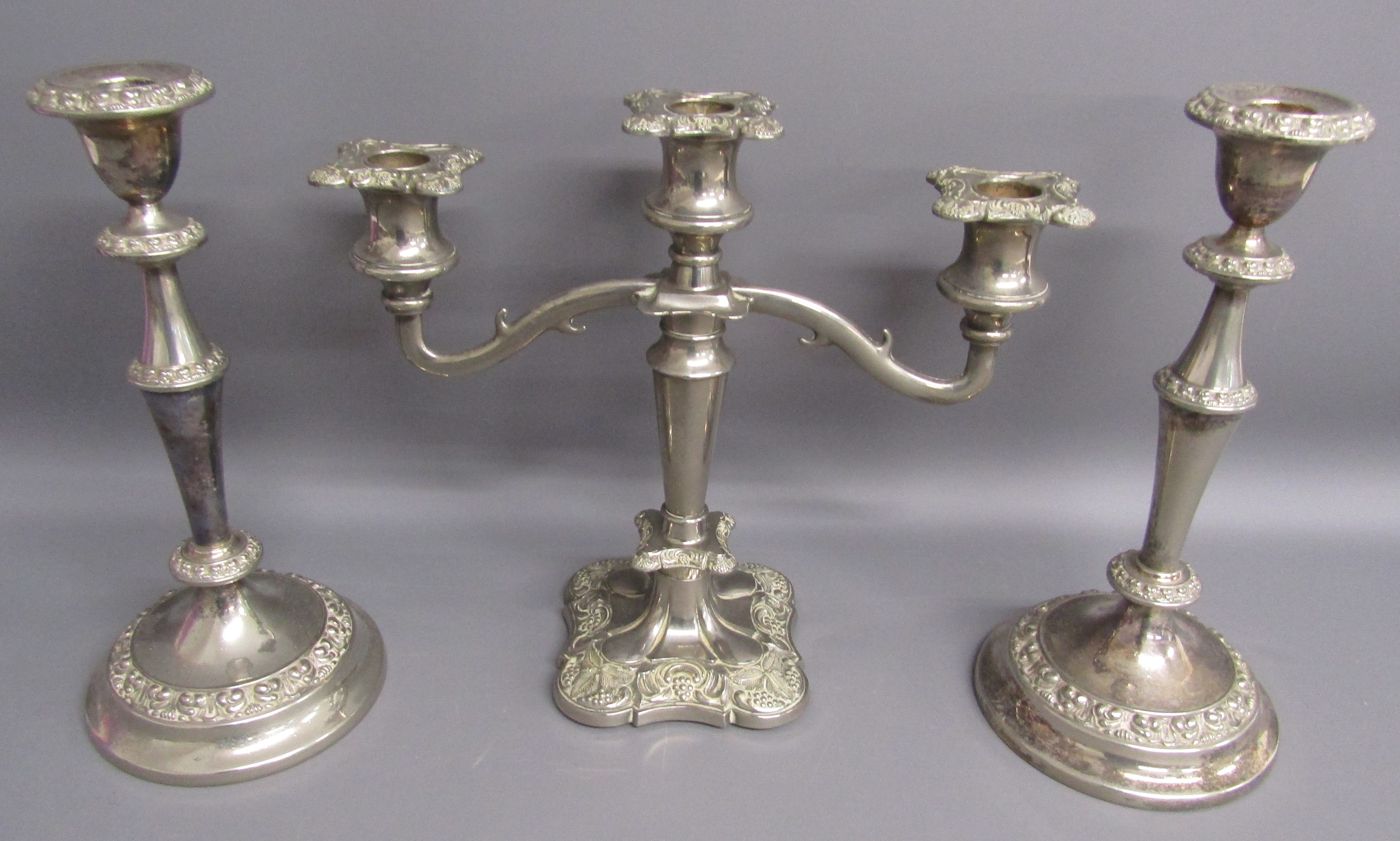 Collection of silver plate includes hors d'oeuvre tray with glass inserts, toast rack, teapot, tulip - Image 5 of 5