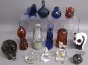 14 x Wedgwood glass paperweights includes seal, otter, panda, elephant, ducks, birds, squirrel,