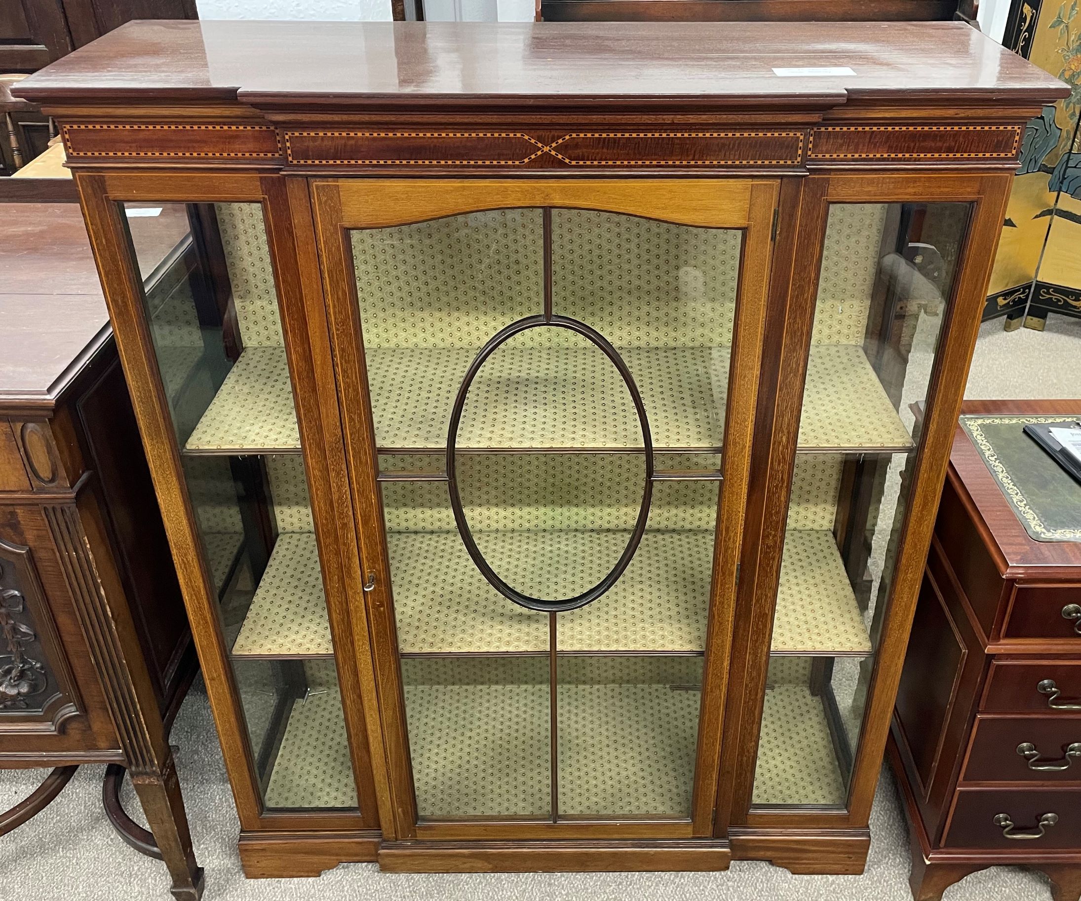 Edwardian breakfront display cabinet with inlay Ht 138cm L 112cm D 38cm