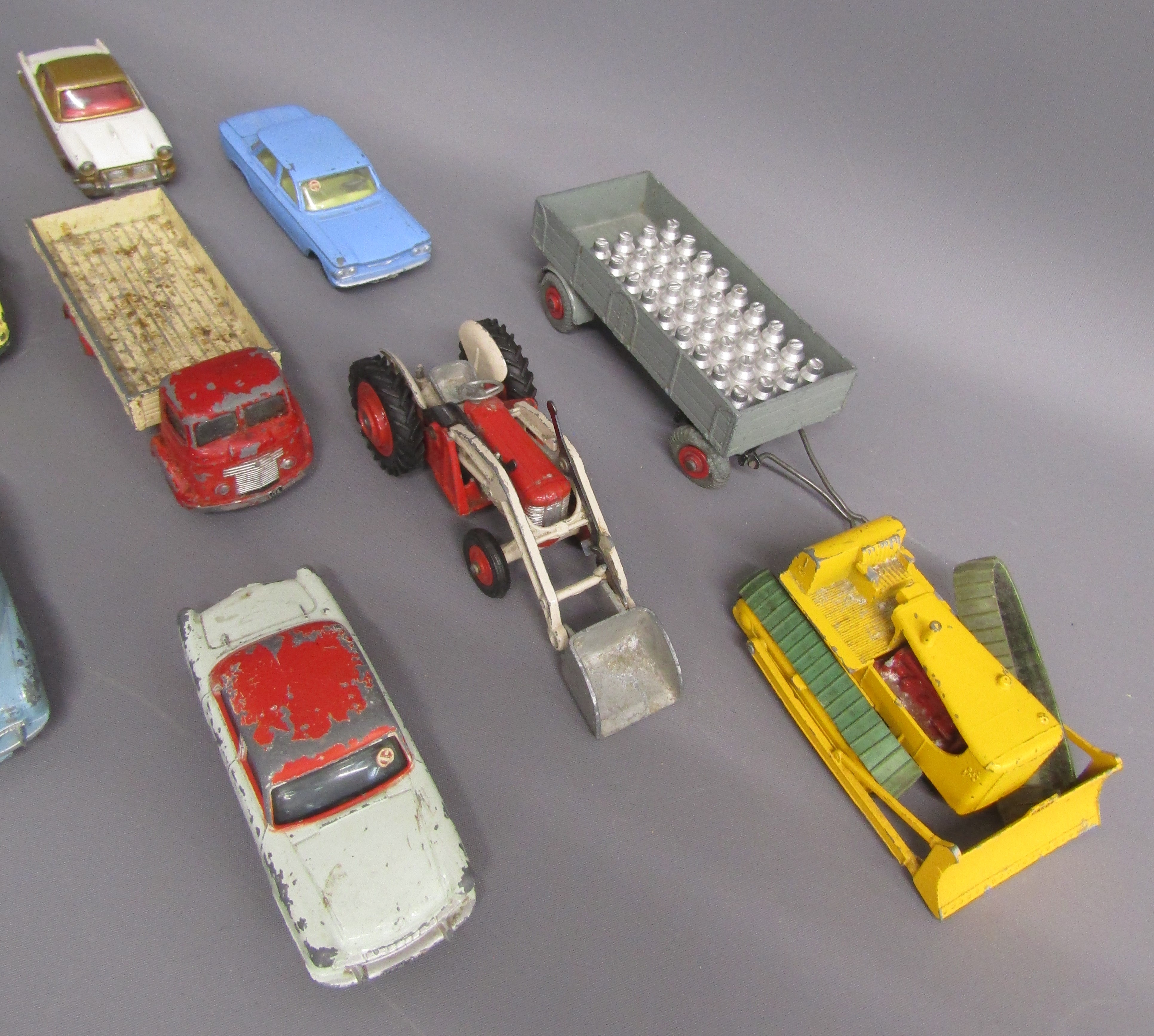 Loose die-cast cars includes Spot-on Vauxhall Cresta, Dinky Morris Oxford, Trojan, Austin - Image 4 of 4