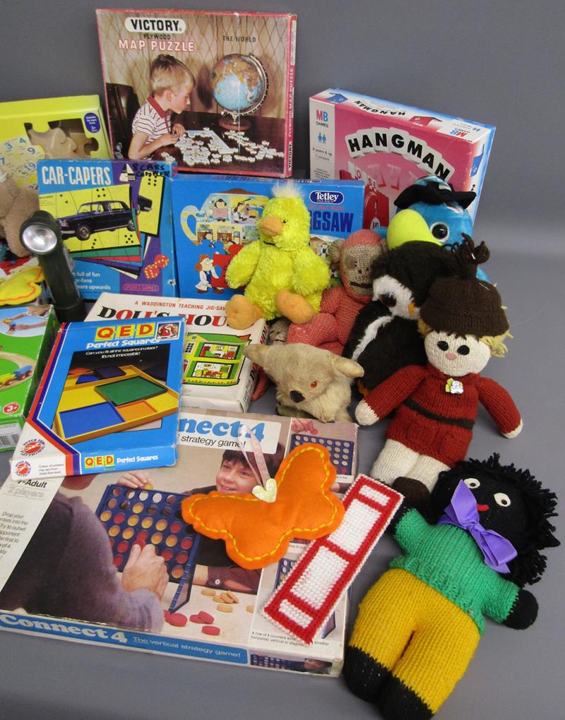 Toys and games includes jigsaws, connect 4, hangman, wooden railway, fur and leather koala, Barclays - Bild 4 aus 5