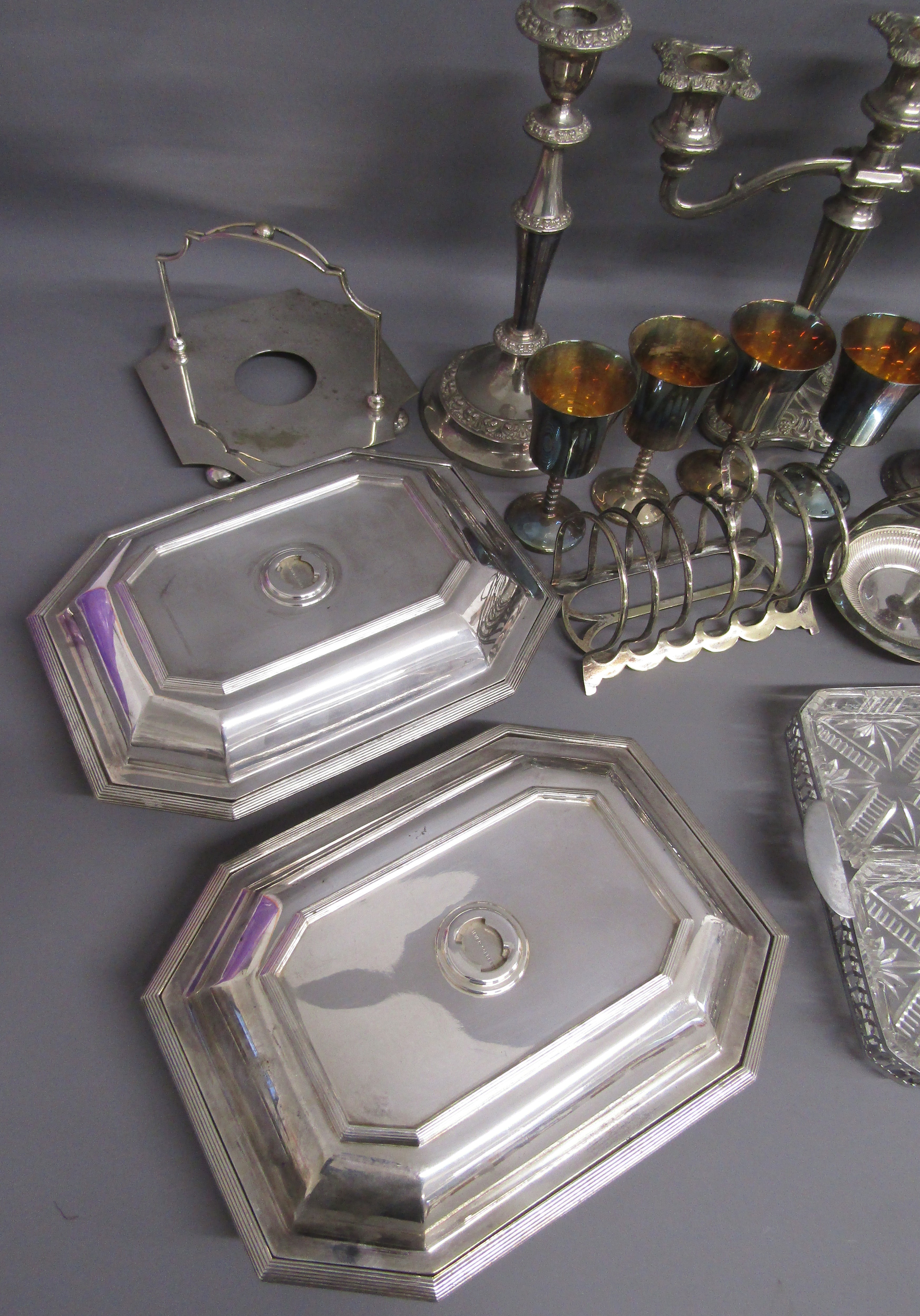 Collection of silver plate includes hors d'oeuvre tray with glass inserts, toast rack, teapot, tulip - Image 2 of 5