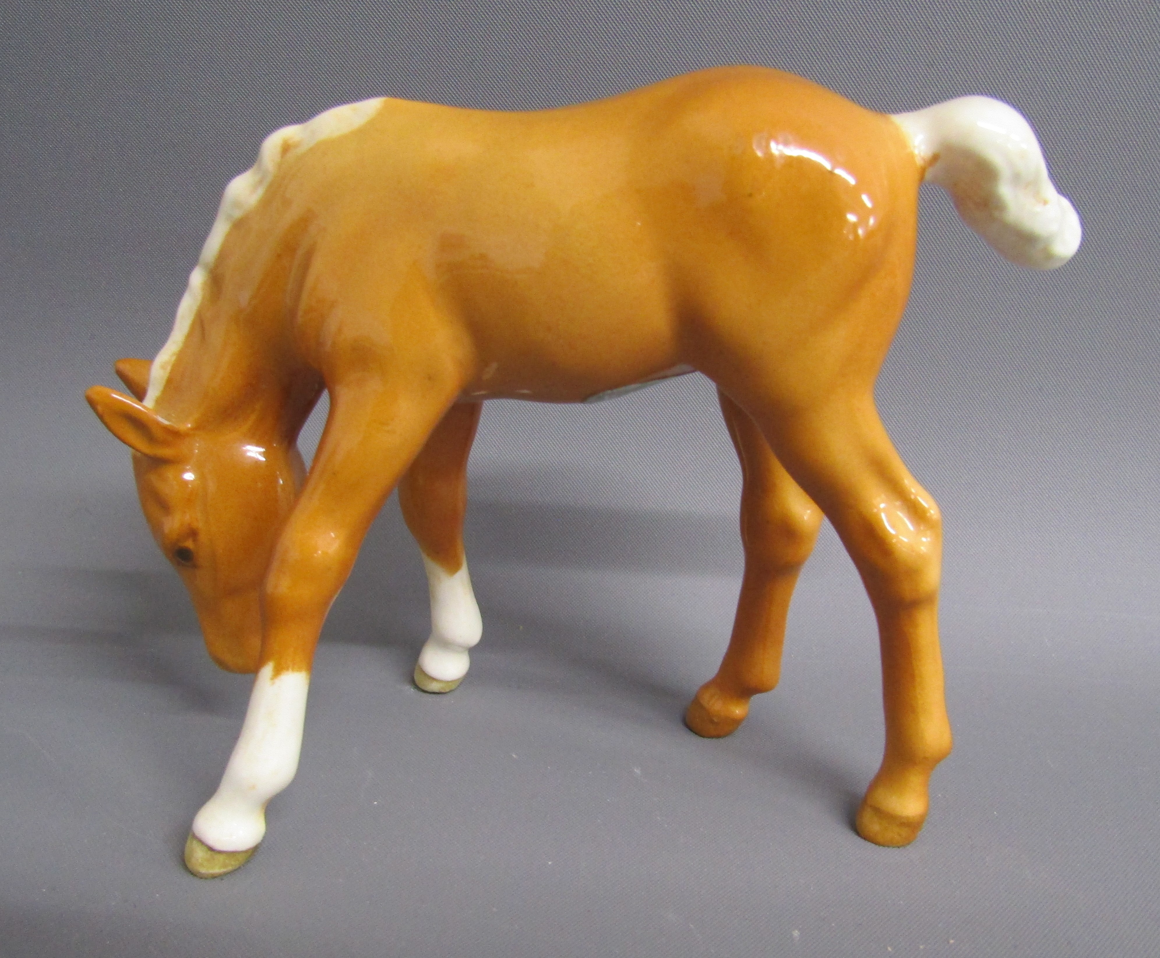 4 Beswick horses - 1549 prancing stallion, 947 foal head down and 2 946 palomino foals with head - Image 5 of 7