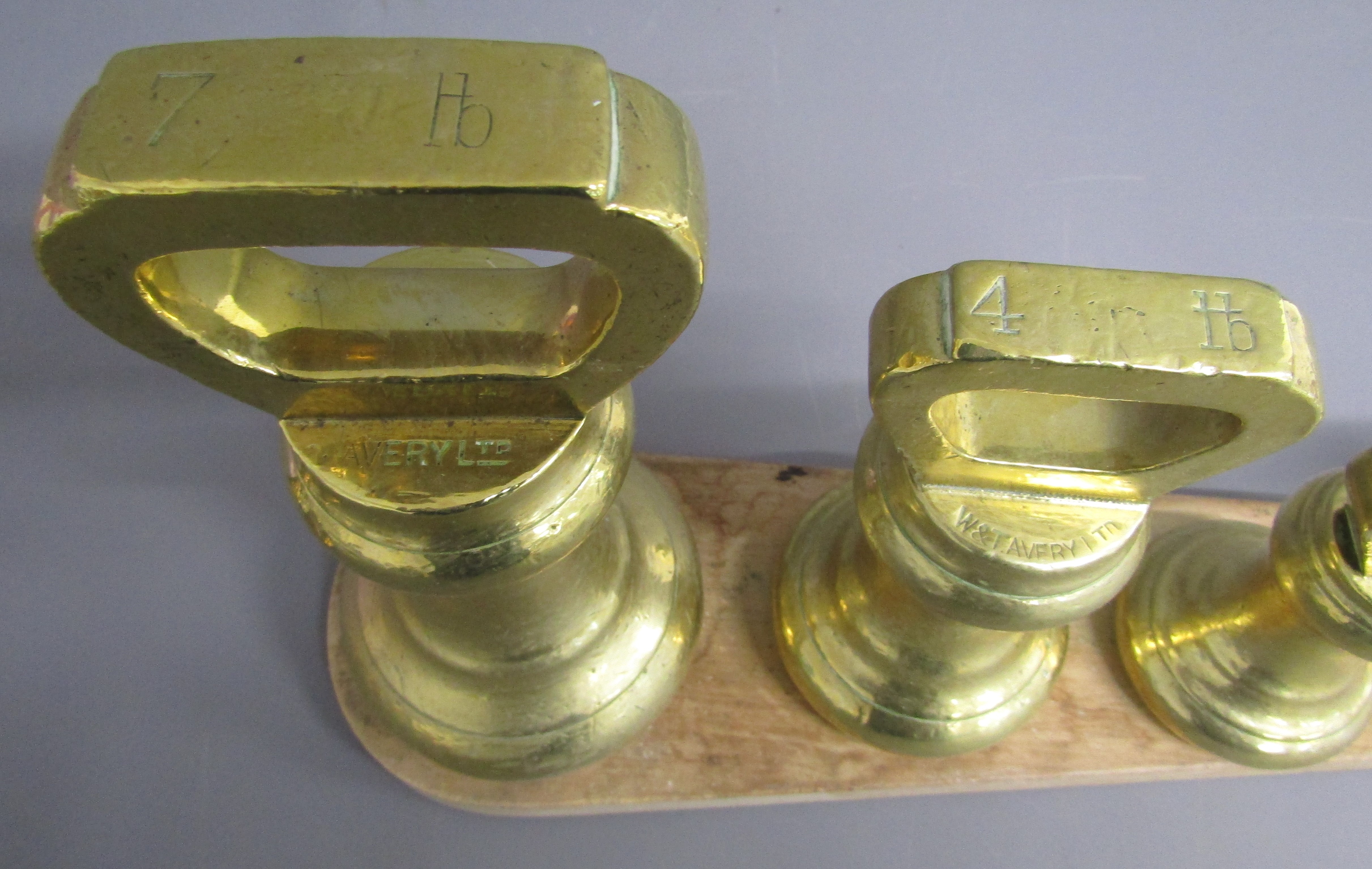 W & T Avery bell weights 7lb, 4lb, 2lb and 2 1lb and 2 x Avery Capstan weights 7lb & 4lb - Image 3 of 7