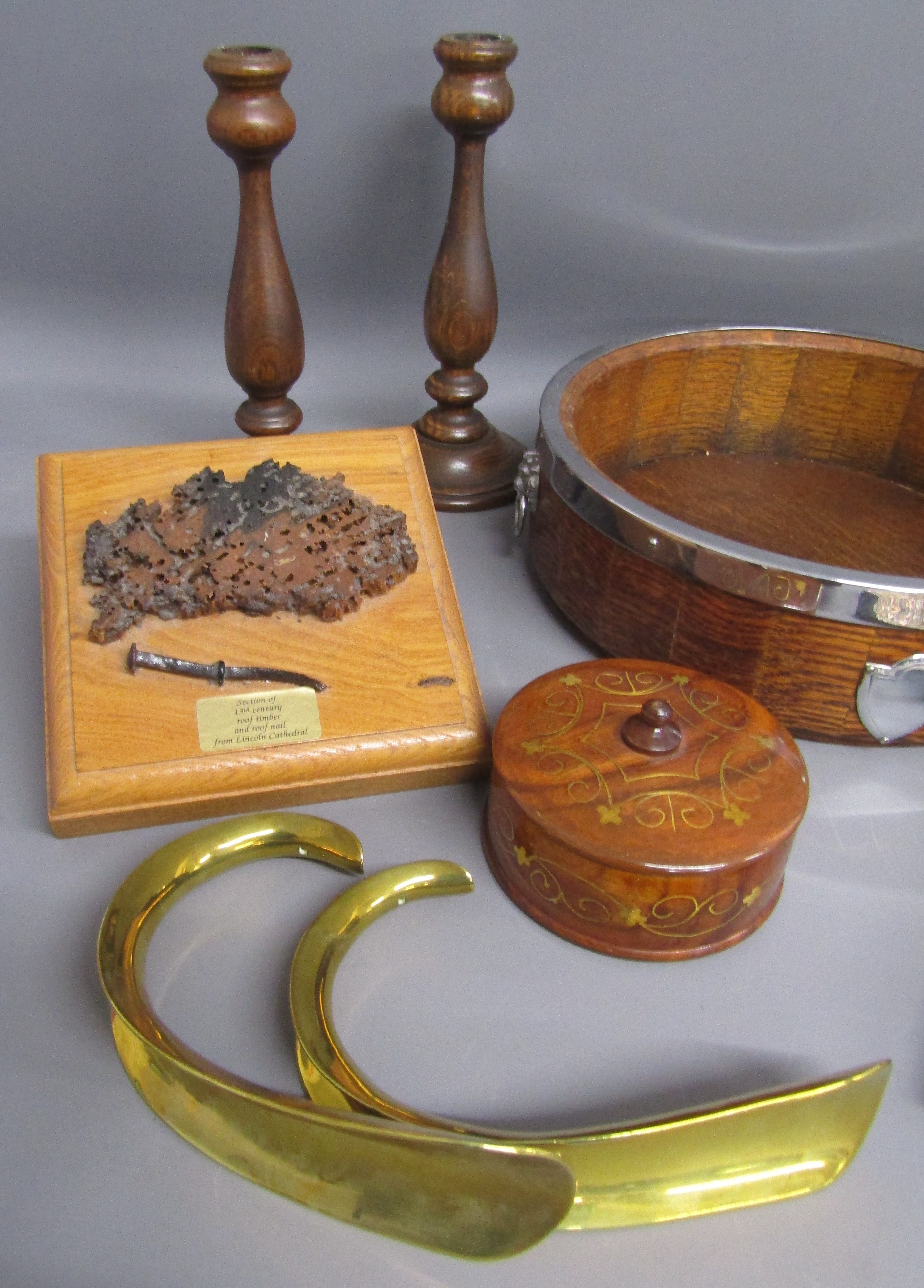 Collection of treen and brass ware includes a piece of Lincoln Cathedral roof, Ryecraft bowl, - Bild 2 aus 7