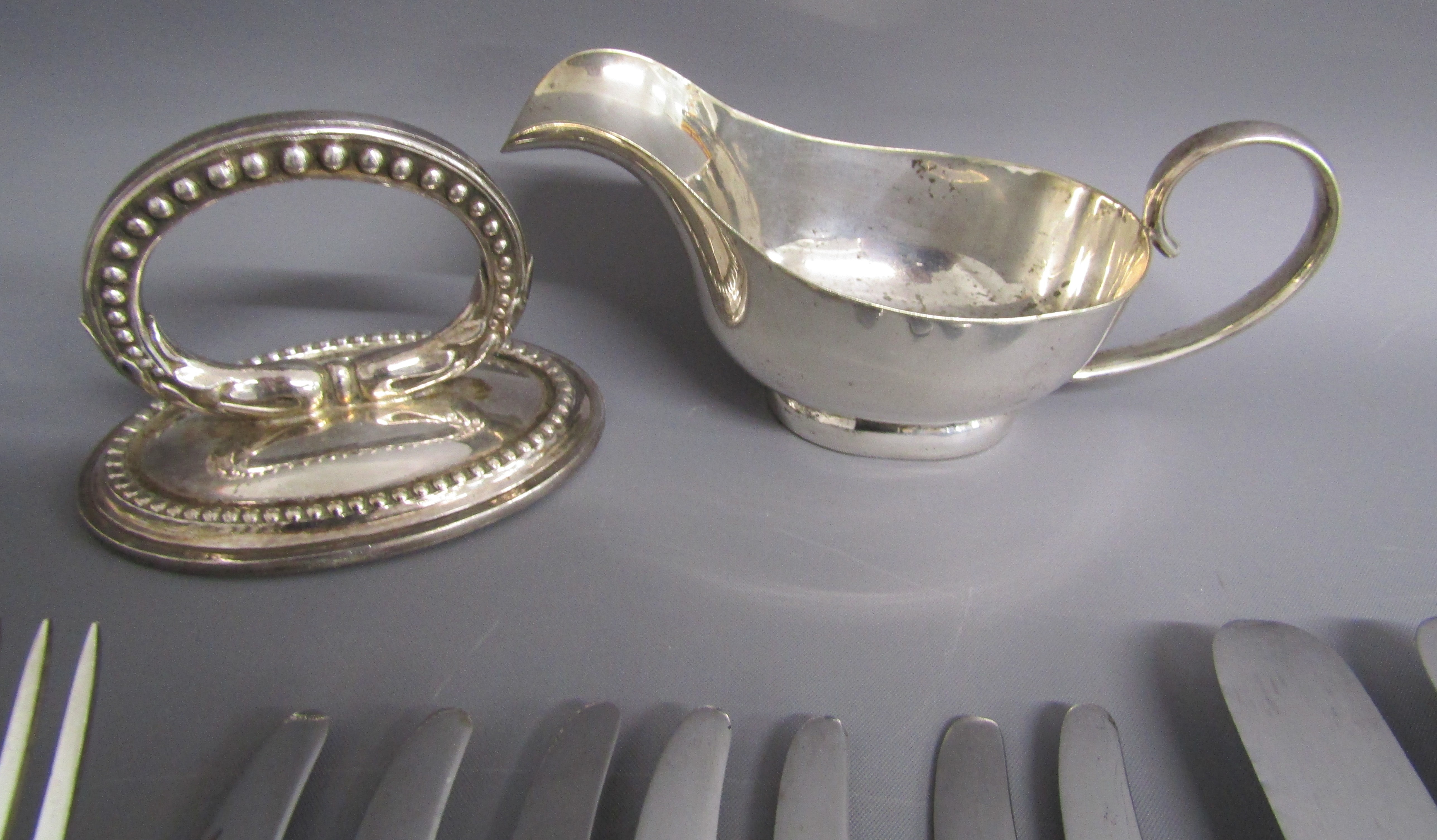 Collection of silver plate, includes knives, forks, teaspoons, sauce boat, fish slice etc - Image 5 of 5