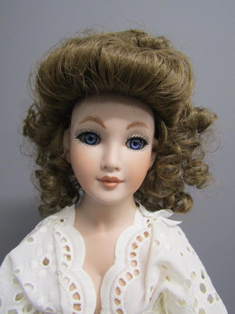 Porcelain dolls includes Classique collection NAT 95113, Laura, a set of doll stands and a Stolle - Image 4 of 10