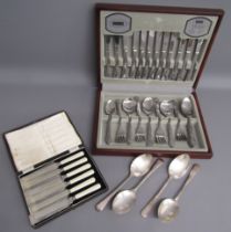 Viners cutlery set, cased butter knives and silver plate spoons