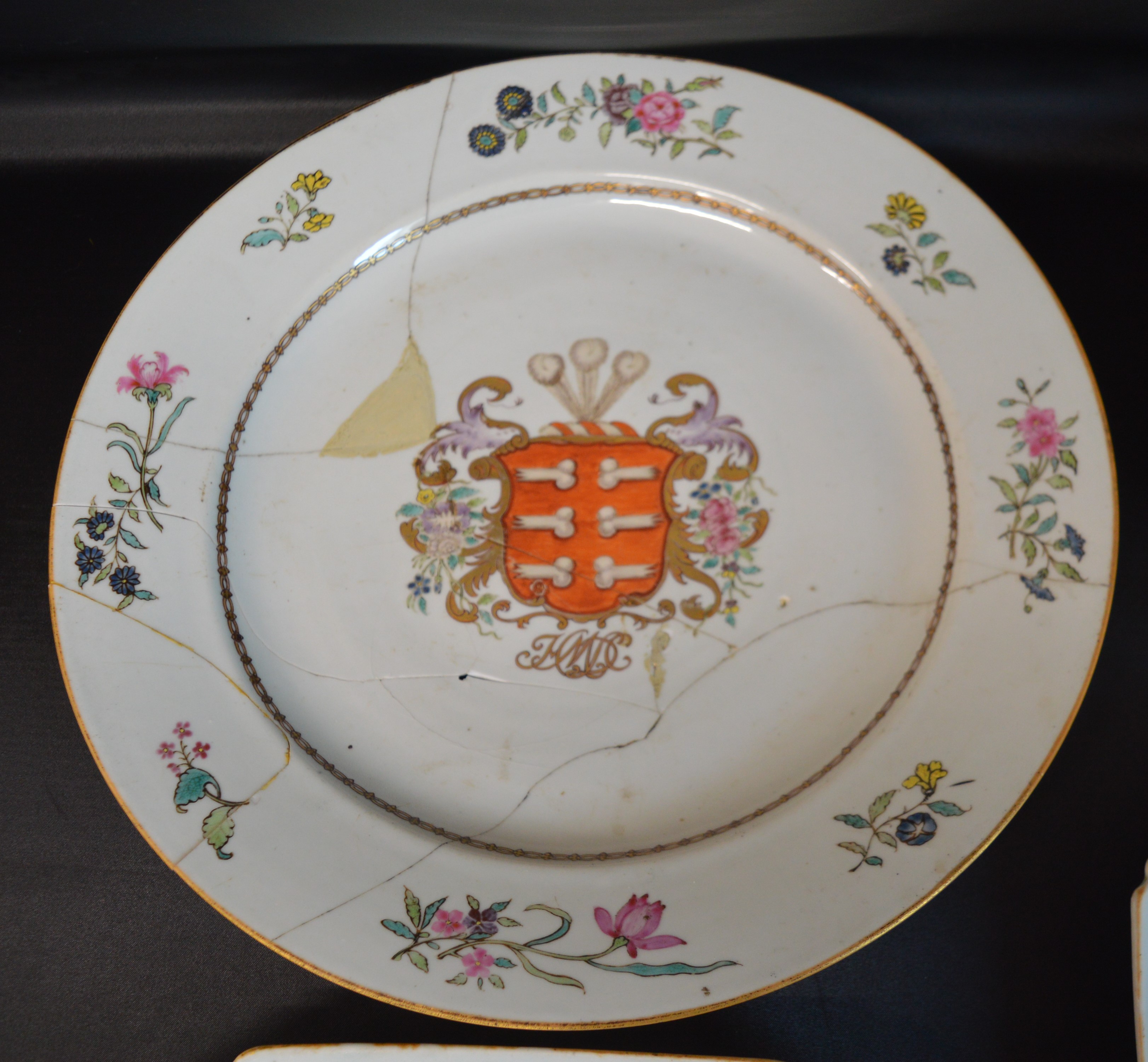 5 pieces of 18th century ceramic Chinese armorial export ware comprising 2 soup bowls, 2 tureen - Image 2 of 7