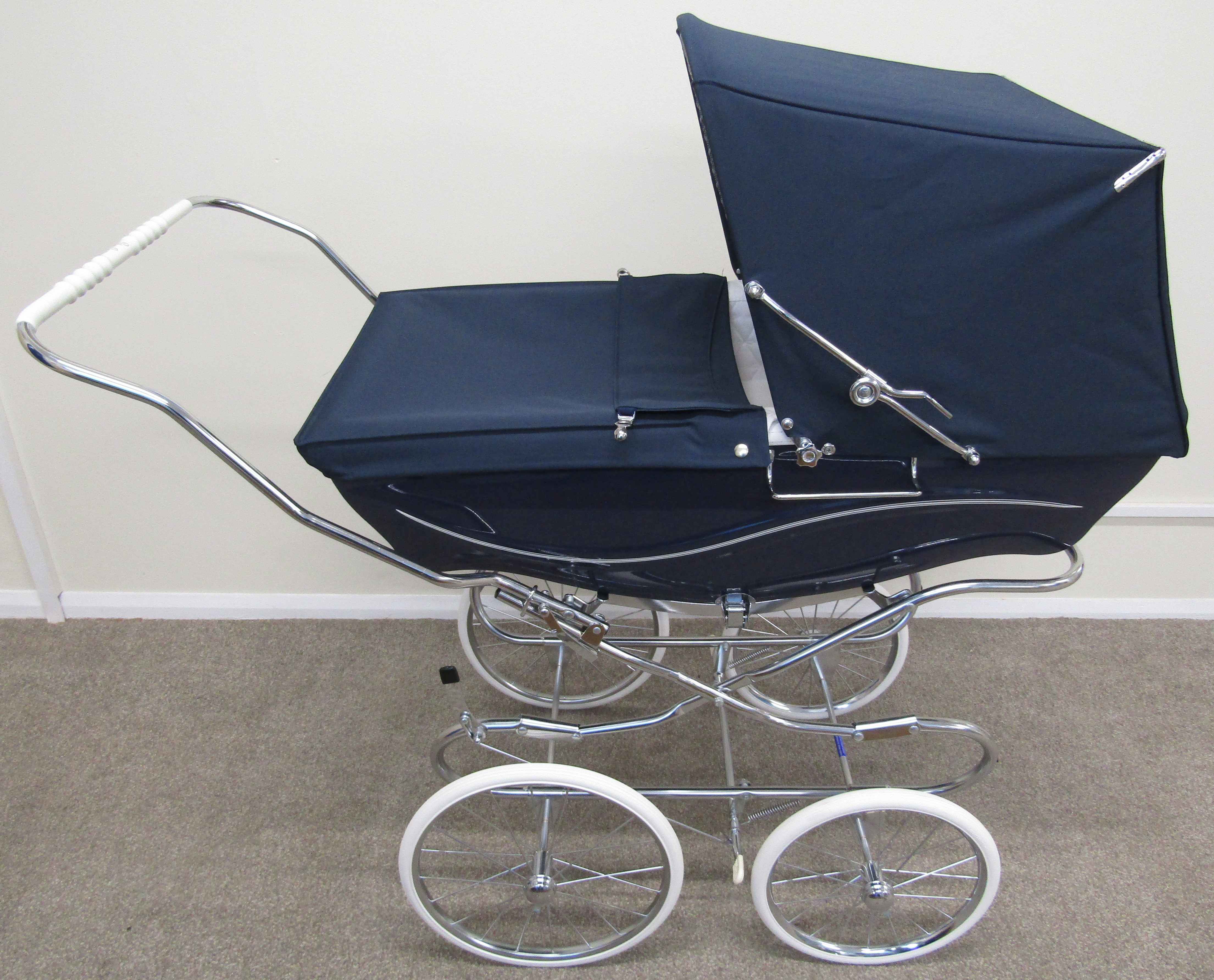 Silver Cross Kensington navy coach built pram with detachable chassis - as new - Image 5 of 11