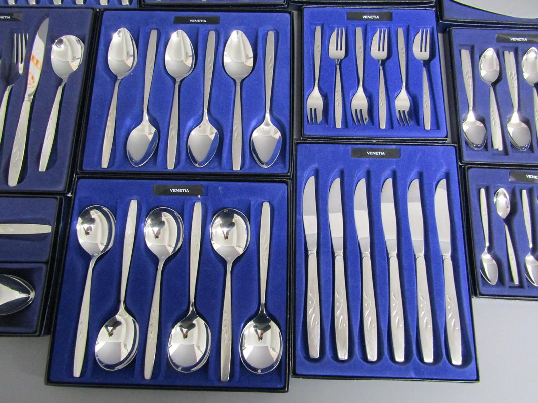 Collection of boxed Oneida 'Venetia' cutlery includes knives, forks, teaspoons, desert spoons, - Bild 4 aus 8